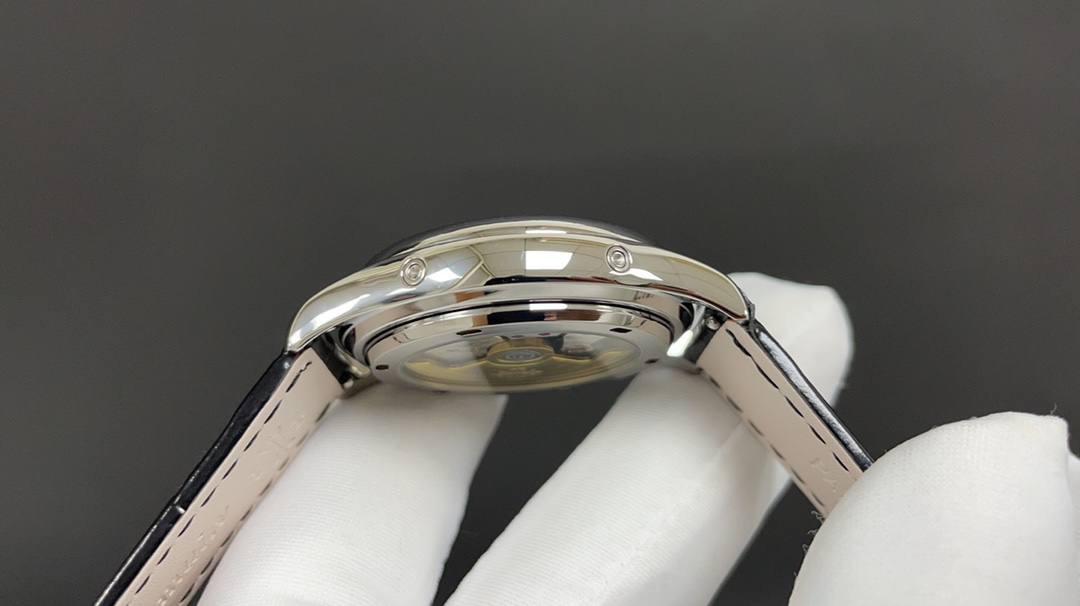 重金打造经典时计——百达翡丽5320G-001超级复杂功能时计直径40毫米一体冲压成型的双层式精钢表壳，致敬了经典的设计语言奶油色的表盘营造复古氛围，表盘边缘刻印有密分秒数刻度，配金质阿拉伯数字及五分钟凸圆刻度字钉，更有立体感。时分指针以巴顿式设计为基础，配以尖长的针尖，这特色造型是呼应了 1950 年代 Ref. 1463 计时码表的指针。表盘6点位置是月相显示和日期分拨。所有的万年历标志都很好，一眼就能读懂。内里搭置了仿324 S Q 自动上链机芯，是 324 自动上条传奇机芯的精装版本。机芯夹板桥经倒角，边缘作细意打磨，主夹板饰以鱼鳞纹，而夹板则缀以日内瓦波纹，夹板表面有包金雕刻，螺丝凹槽经打磨和倒角，连钻孔亦同样经打磨处理。搭配朱古力啡色牛皮表带，进一步带出复古气息。🚀🚀