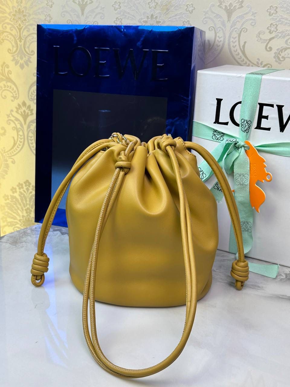 🎈链条款𝙁𝙡𝙖𝙢𝙚𝙣𝙘𝙤 𝙋𝙪𝙧𝙨𝙚水桶羊皮 ——【沙漠黄】 尺寸：𝟑𝟐-𝟏𝟕-𝟐𝟒𝐜𝐦 编码：062406 👉🏻延续福袋收缩绳褶皱设计，全新推出水桶造型，羊皮包身手感细腻柔软❤️ 👉🏻链条肩带➕皮肩带的双肩带设计，时尚百搭，给足了集美们多样化的选择。肩带可拆卸可调节，磁扣开合，正面烫金𝙇𝙤𝙜𝙤，呈现出高贵典雅的视觉感😍 👉🏻独家背景➕独家品质➕独家全套砖柜礼盒套装，市场高端品质皆在我手✌🏻