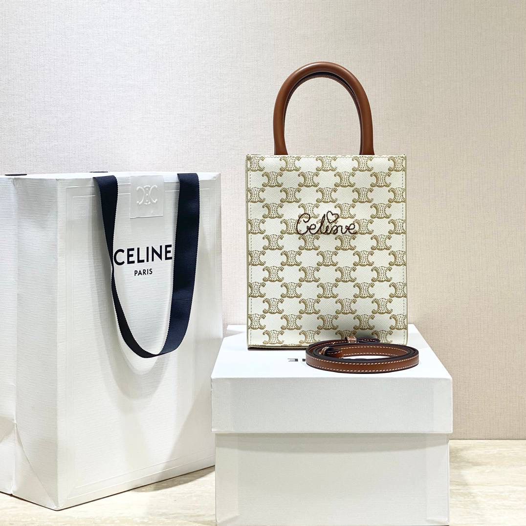 🔥大货实拍图 𝗖𝗘𝗟𝗜𝗡𝗘 ♥ 𝗧𝗥𝗜𝗢𝗠𝗣𝗛𝗘 𝗖𝗔𝗕𝗔𝗦 𝗧𝗢𝗧𝗘 𝙘𝙚𝙡𝙞𝙣𝙚的爱心𝙡𝙤𝙜𝙤也太会了吧！直接俘虏我！实在是太会抢钱了！托特包的天花板🥇 型号：194372 尺寸：17*21*4cm