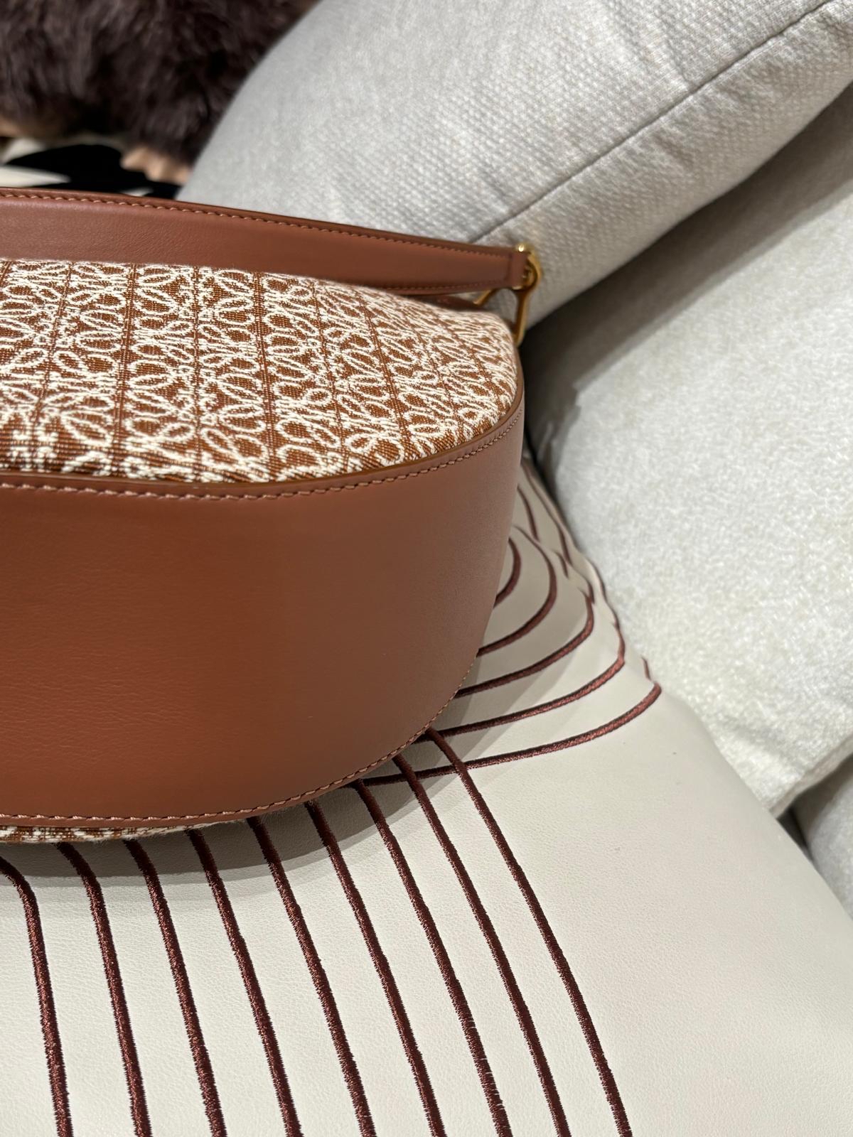 LOEWE LUNA hobo Bag 100%Authentic,98%new✅dust bag 