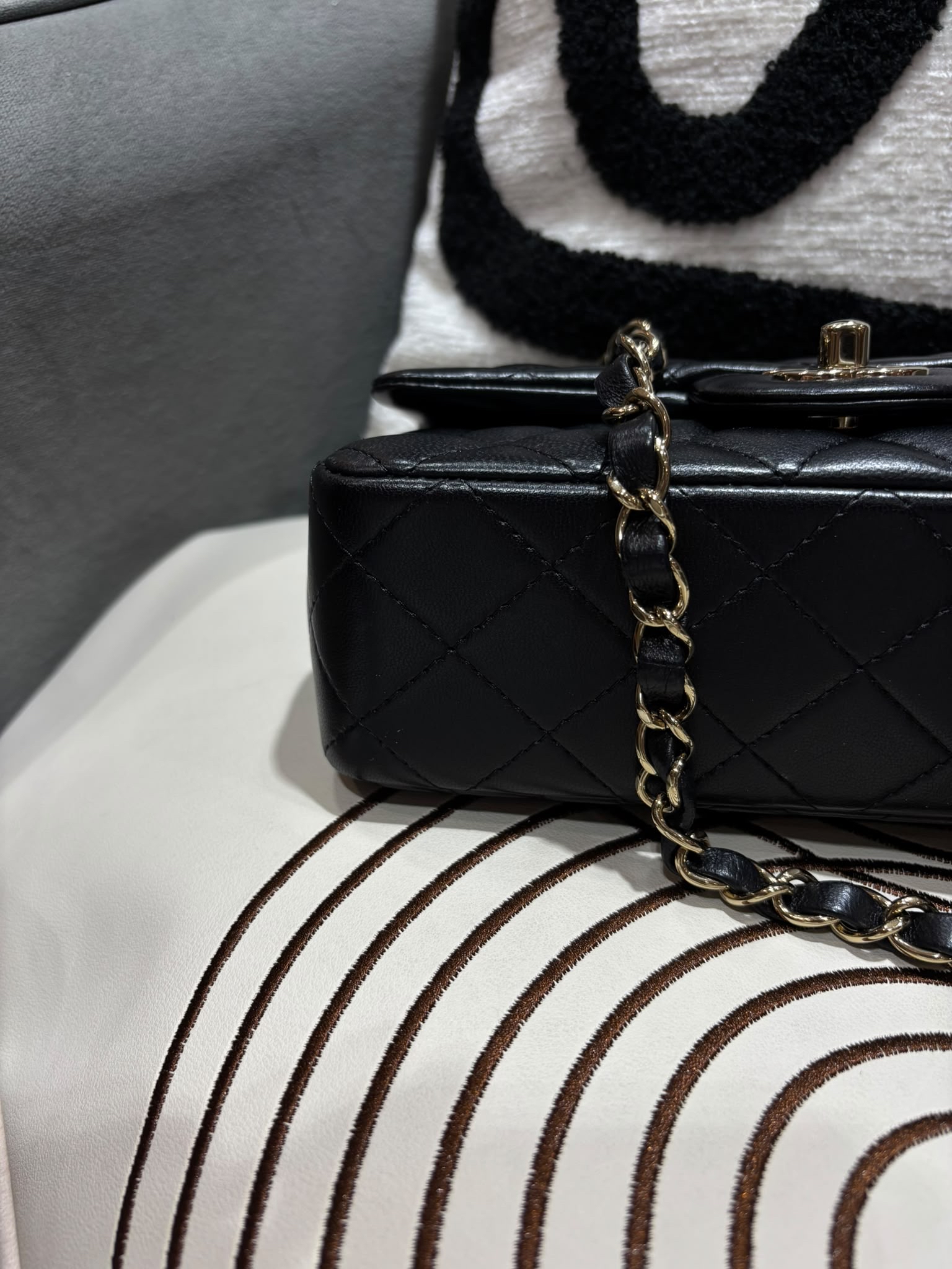 Chanel mini flap bag A69900黑金cf20,晶片 100%Authentic ,98%new  ✅晶片✅塵袋✅box