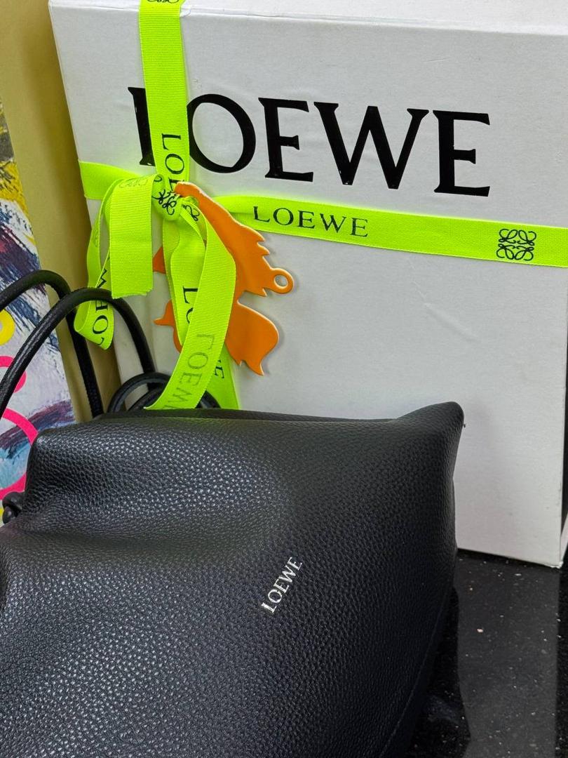 🎈中号链条款𝙁𝙡𝙖𝙢𝙚𝙣𝙘𝙤 𝙋𝙪𝙧𝙨𝙚鹿皮 ——【黑色】 尺寸：𝟯𝟬-𝟭𝟬.𝟓-𝟮𝟬𝐜𝐦 编码：012403 【配全套礼盒】 👉🏻延续福袋收缩绳褶皱设计•羊皮包身手感细腻柔软❤️ 👉🏻链条肩带➕皮肩带的双肩带设计•时尚百搭•给足了集美们多样化的选择。肩带可拆卸可调节•磁扣开合•正面烫金𝙇𝙤𝙜𝙤•呈现出高贵典雅的视觉感😍 👉🏻独家背景➕独家品质➕独家全套砖柜礼盒套装•市场高端品质皆在我手✌🏻