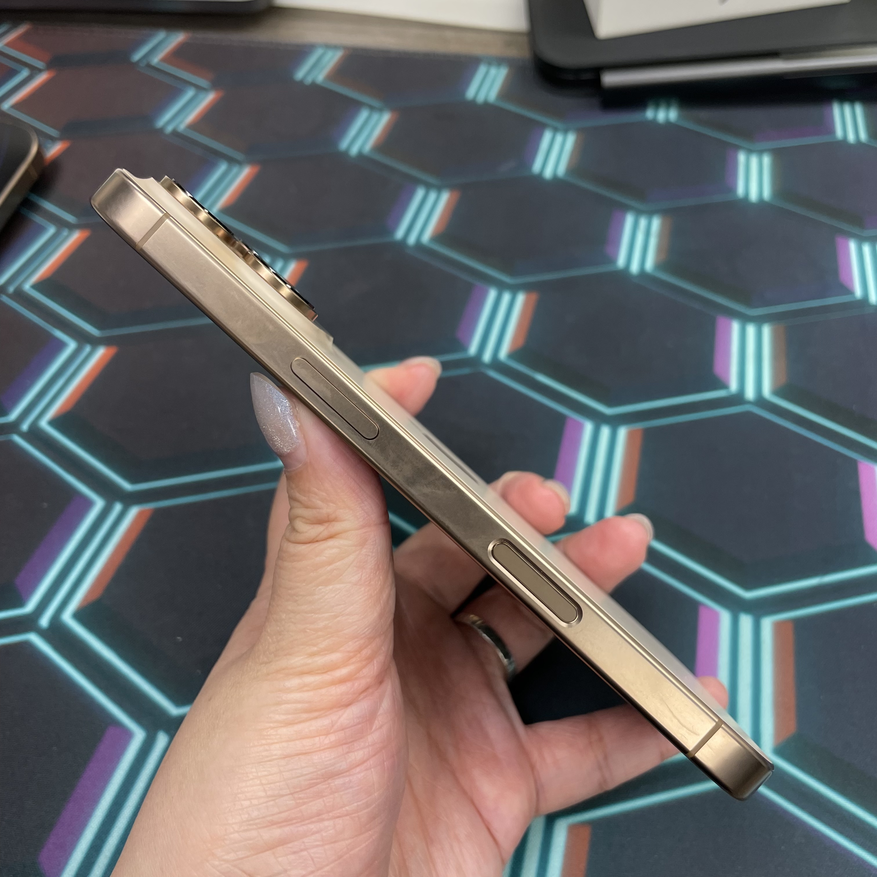 *6985 16 Pro 勁靚機 512GB 電88 沙色 gold