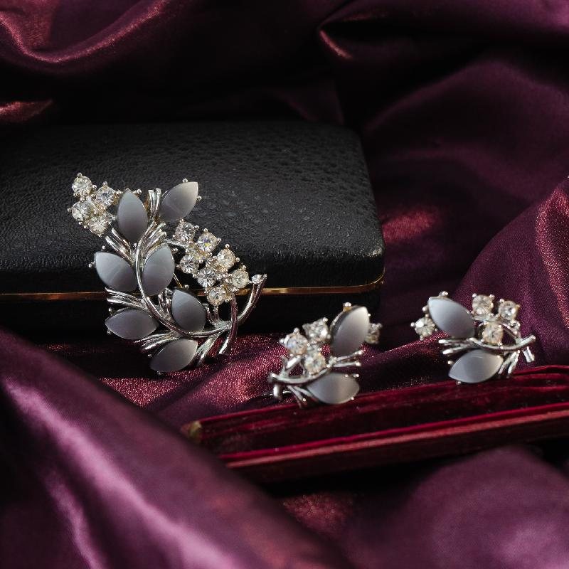C.a. 1950-60s Elegant Dove Grey Pearlized Lucite Accented with Rhinestone Jewelry Set - Brooch & Clip Earrings (MT1119)