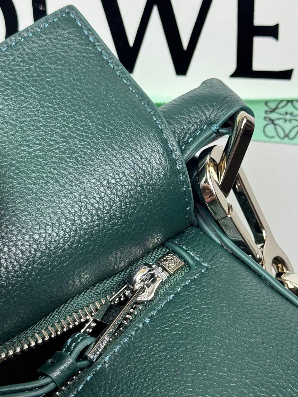 🎈【全钢】大号鹿皮𝘗𝘶𝘻𝘻𝘭𝘦* ——【👉🏻常青色到货✅】 尺寸：𝟑𝟐.𝟓-𝟏𝟒.𝟓-𝟐𝟑.𝟓𝐜𝐦 编码：260403 【配全套包装】 ❤️经典拼图系列•不规则立体几何设计•最具辨识度的立体廓形和几何美学•顶级进口皮搭配德国沙菲线•独家定制五金•𝗬𝗞𝗞拉链拉头。 ❤️该款大号采用鹿皮革制成•绒面内里•搭配一条可拆卸可调节的皮肩带•肩背斜挎或手提多样化背法。