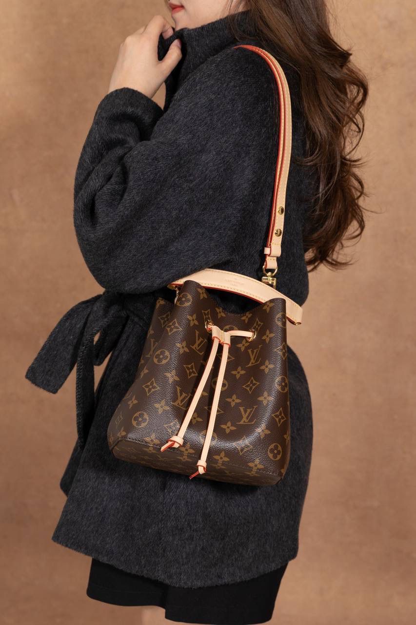 LV水桶包 BB🎀 这款 小水桶 NÉONOÉ BB 真的很吸睛，一看就会心动 😍✨ 📏 尺寸 20 × 20 × 13cm 小巧可爱 🥰，但容量 surprisingly OK～ 手机、钱包、钥匙、口红通通放得下， 出门完全没压力 💄📱