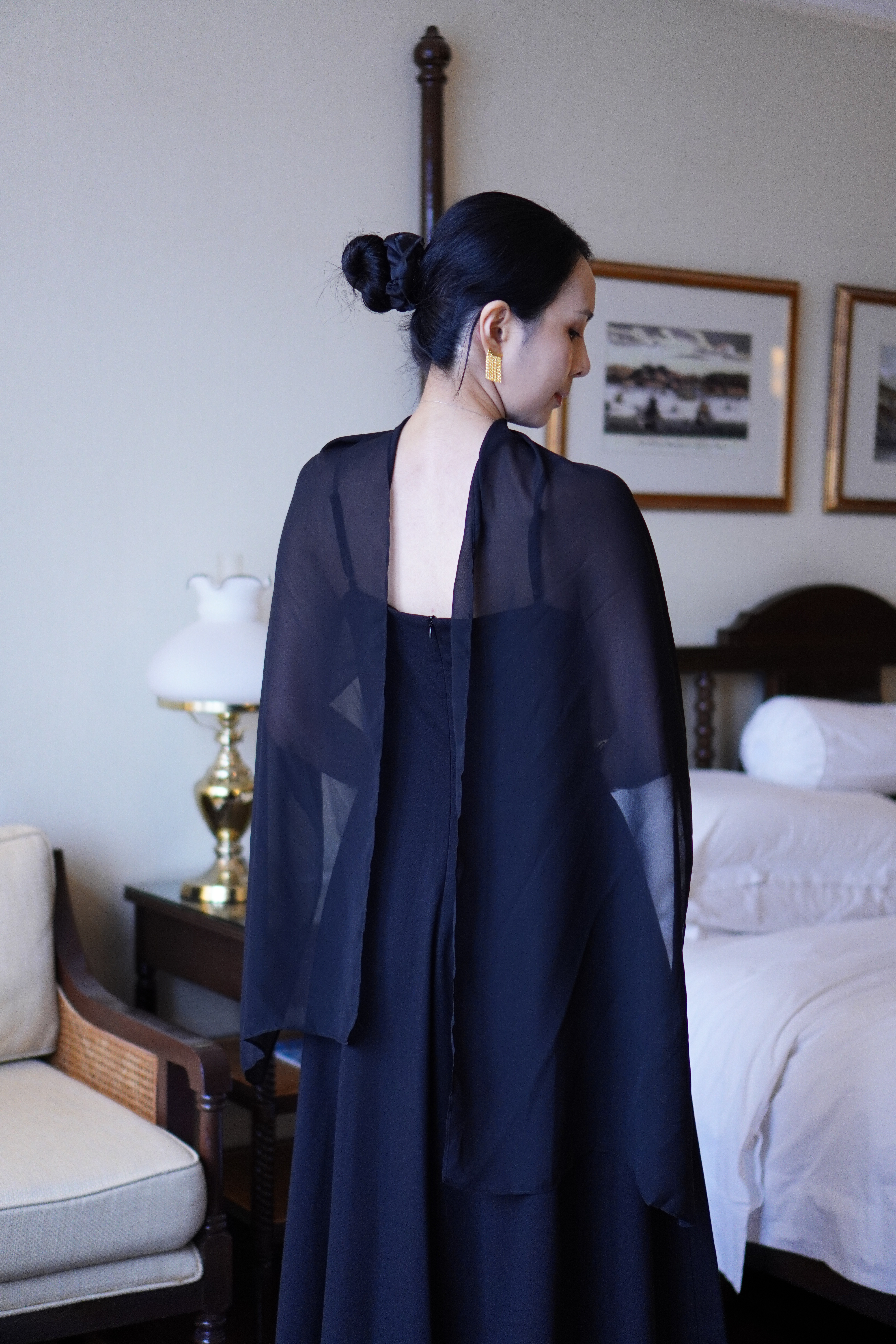 飘纱吊带连衣裙