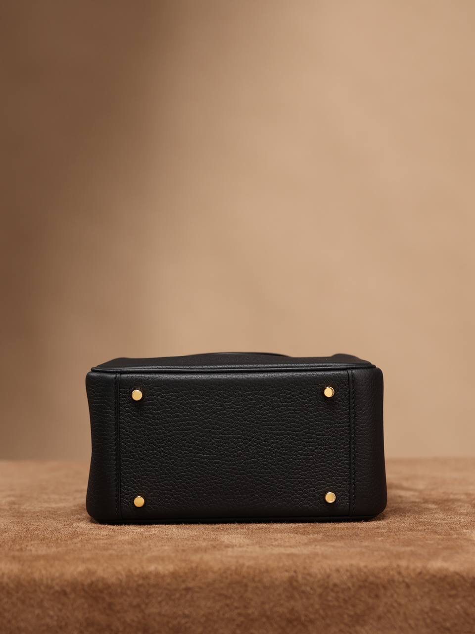 Hermes 爱马仕 Lindy Mini 19cm 黑色金扣👜✨ Lindy 独家渠道货 独家欧洲原厂皮原厂五金组装的ZP尾单货 尺寸：19*12.5*9cm Lindy是采用原厂的正品TC皮，什么是TC皮？ 爱马仕专用的clemence,简称tc皮，是Hermes最受欢迎的皮革之一，颜色会比Togo少一些，但是纹路比Togo细腻，含油更高，更软，因此稍稍有些下垂感的特点。