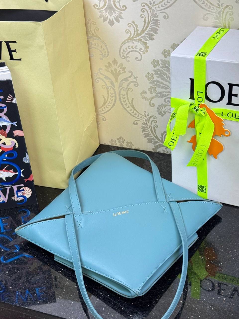 🎈*中号𝐏𝐮𝐳𝐳𝐥𝐞 𝐅𝐨𝐥𝐝折叠手袋👜*（水蓝色） ——全新【𝗡𝗘𝗪】升级‼️ 延续经典𝙋𝙪𝙯𝙯𝙡𝙚的标志性几何裁剪设计，新晋顶流🅰️𝙋𝙪𝙯𝙯𝙡𝙚 𝙁𝙤𝙡𝙚 𝙏𝙤𝙩𝙚以折纸包为灵感，升级成🉑完全折叠‼️的结构，立体与平面任意切换，出差旅行🧳必备单品。小牛皮材质轻且柔软，𝐌𝐢𝐧𝐢尺寸搭配一条可拆卸式肩带，手提，肩背，斜挎多样化背法✨ 尺寸：𝟐𝟓.𝟓-𝟏𝟒.𝟓-𝟑𝟏.𝟓𝐜𝐦 款号：052316