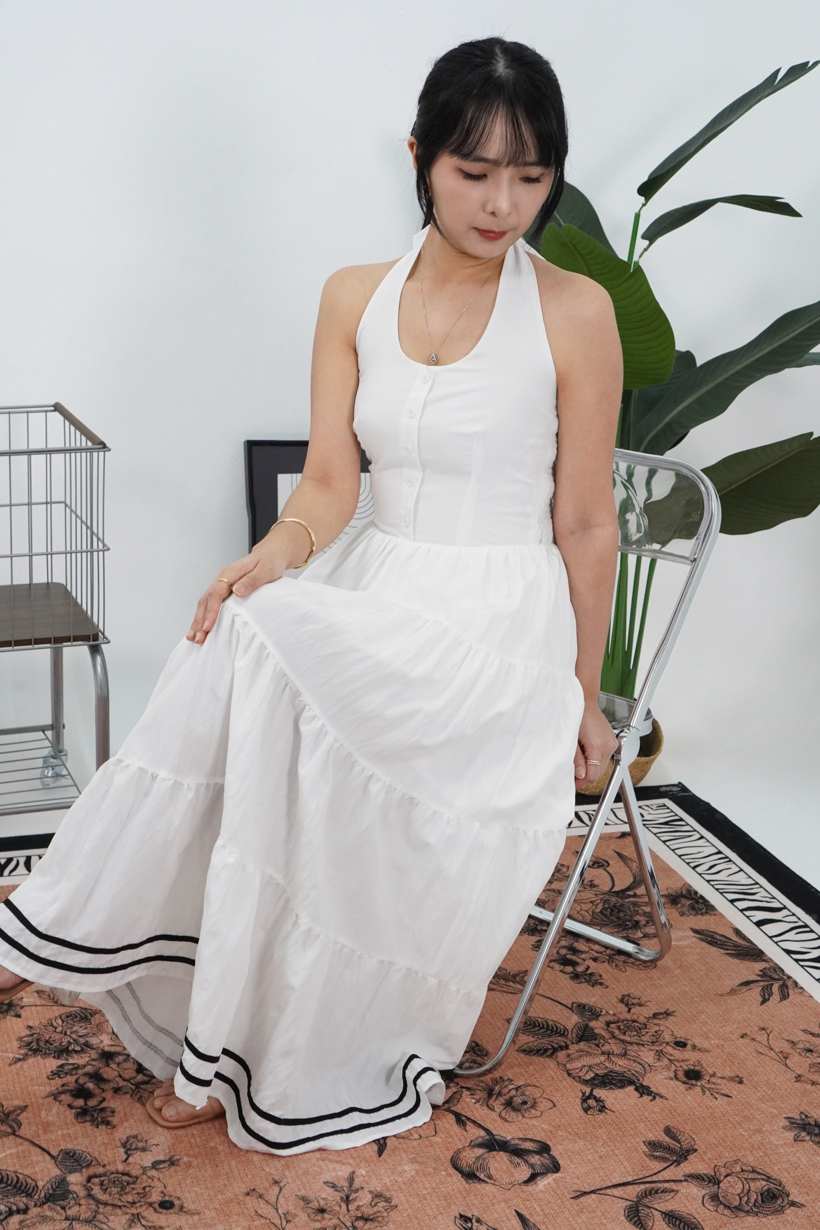 白色法式挂脖连衣裙