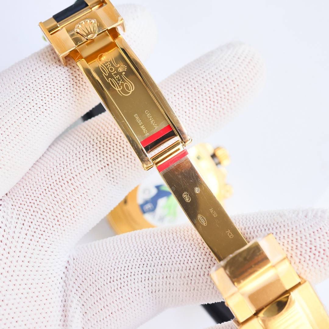 clean/C厂 震撼发布🌍 大特点: 1⃣️clean厂7750机芯厚度按2024年最新表为12.4mm，市场唯一版本7750厚度做到和正品一致。 2⃣️采用7750一体机芯，质量媲美4130机芯 3⃣️钢带表壳均采用德国进口904L精钢 ，无惧任何机构性检测 4⃣️表壳采用（原装2022）最新版加工，更新底盖抛光亮面尺寸和牙边的弧度。 5⃣️胶带表扣采用与原装一致的可折叠式扣，胶带款根据不同人群方便佩戴，均加配一副胶带 🎮 6⃣️表针采用Buff工厂再度升级，三枚小秒针和大秒针，均按照单支定做且实心针套，针帽呈现蘑菇圆头状。 7⃣️采用C陶瓷圈，再升级镀铂金膜字保持不变色，且更新字体粗细。 8⃣️刻度字钉每粒独立CNC雕刻而成，每粒手工打磨边缘。夜光采用瑞士夜光粉与正品无色差。最终效果是市场最接近原版发光视觉。 9⃣️玻璃突出的高度与2022版原装一致，区别与市场其他版本（平玻，一眼假）的效果！采用全通透蓝宝石，边缘小R边视觉。只有clean厂的丹东7750版本细节做工与大厂一致，与正品一致。大厂品质！