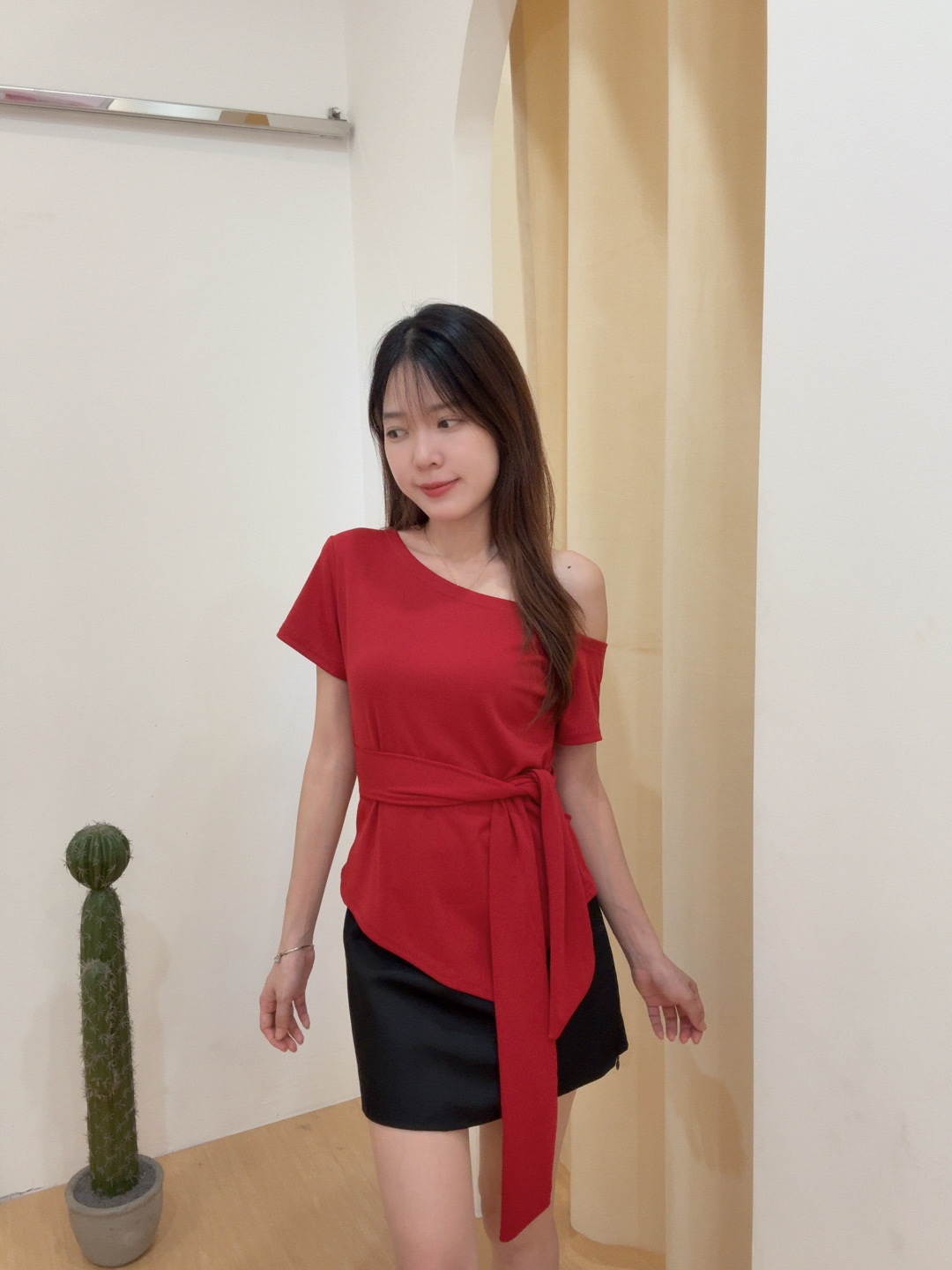 斜肩修身绑带不规则上衣 R2907