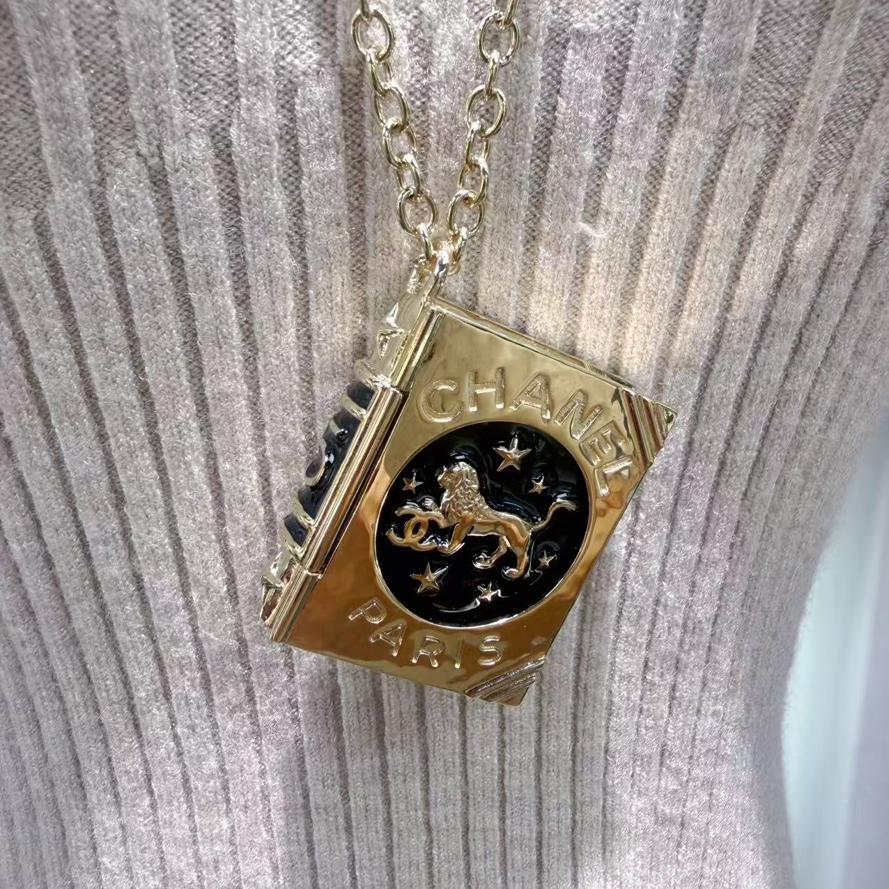 Chanel 黑金獅子書頸鏈