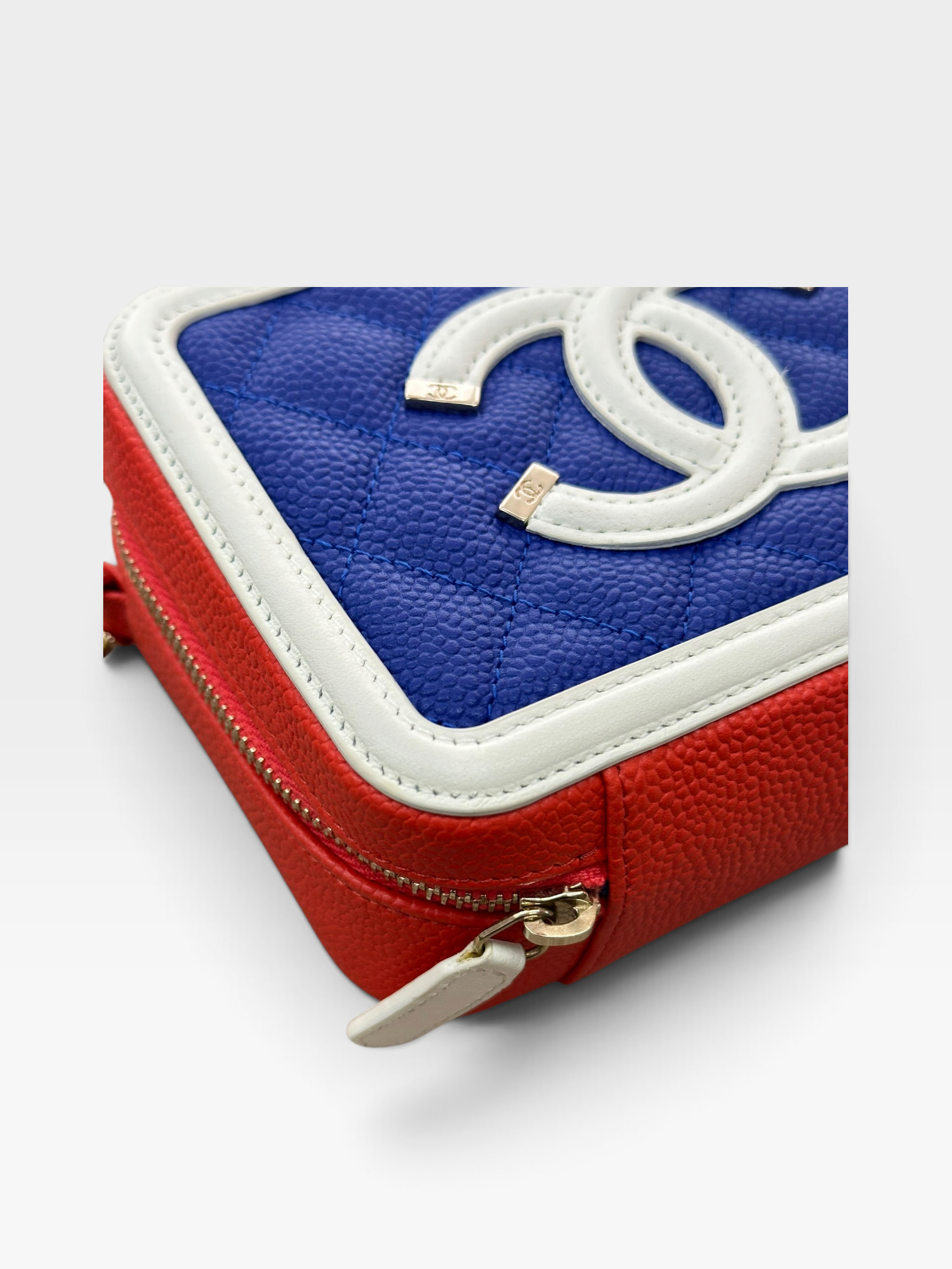 Pre-owned CHANEL CC Filigree Camera Bag / Product Code: 083106