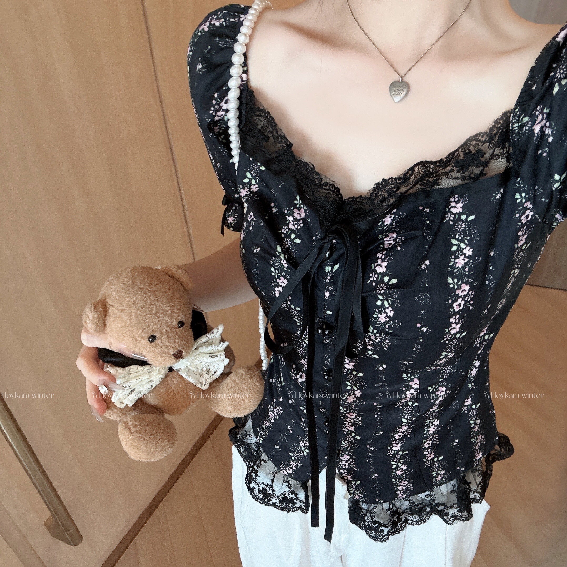 B192(1830) 韩系纯欲风领边蝴蝶结系带蕾丝拼碎花前排爱心钮黑上衣