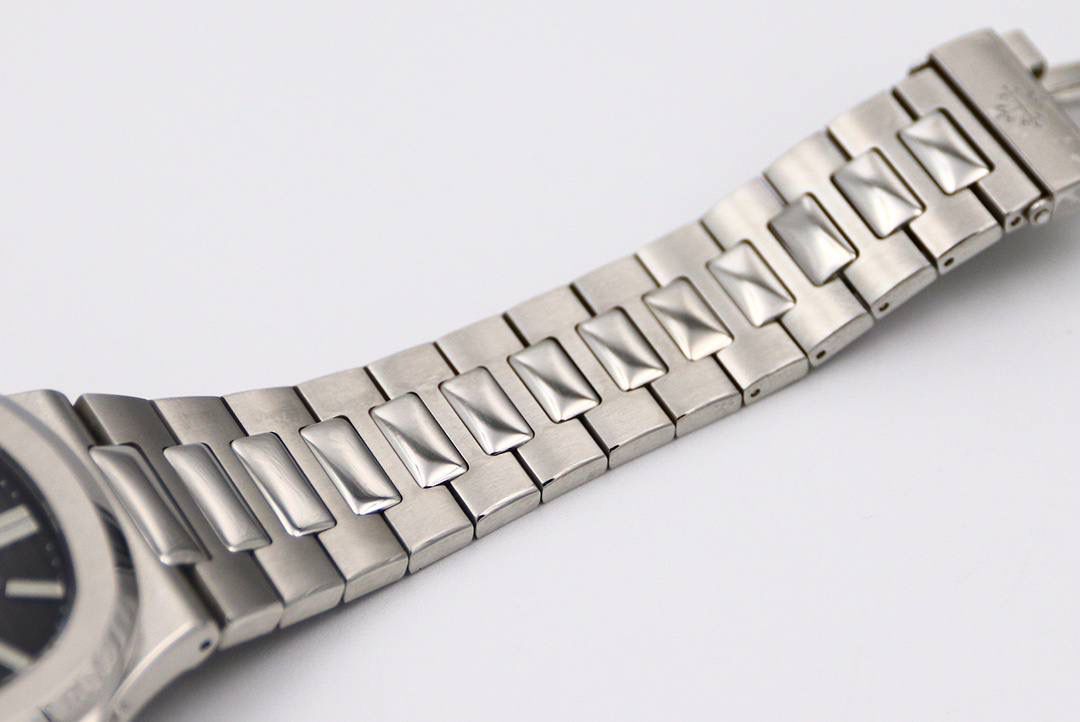 🔥新一代V3百 达 翡 丽🔥Nautilus年历腕表5726系列顶级版本 1⃣️全新一代V3表盘渐变深蓝色更加接近原装，正面可看出中间向四周扩散为蓝色渐变黑色，六点钟位置二十四小时盘同步原装CD纹，（现市面变盘均为蓝色未渐变且没有CD纹的错误版本）最新解毒版本 2⃣️新一代V3表壳，市面因壳身还原本就是一道道考验，各个环节工艺繁杂，现市面版本侧边三字位和九字位的搭配，还有四个功能按钮，基本摸起来都是高低不行且刮手的现象，GR全新一代V3表壳，经过几个月的研究和探讨，真正的意义上的做到了圆润的效果，侧边三字位和九字位搭配不管从什么角度，摸起来均不刮手不高低，同时四个功能按键位置也做出了调整，正品按键是为居中，市面普遍都是偏上且刮手，V3版本真正做到了一比一还原，不刮手且同正品一致居中。完爆市面所有版本 3⃣️V3表链依旧独霸市面，独家巨资开发表链，做到了柔软与贴手并存，每一节钢链中间都为正品一致工艺3D钻石菱形且立体感十足，不管多大多小的手腕均可佩戴，佩戴也极其舒适贴手，侧面与底部的打磨都与壳身一样的细腻。V3全新定义百达翡丽Nautilus终极版本（现市面均为廉价表带，没有正品的钻石菱形，也没有柔软与贴手，佩戴质感偏硬不舒适。还会有Nautilus的味道吗？）