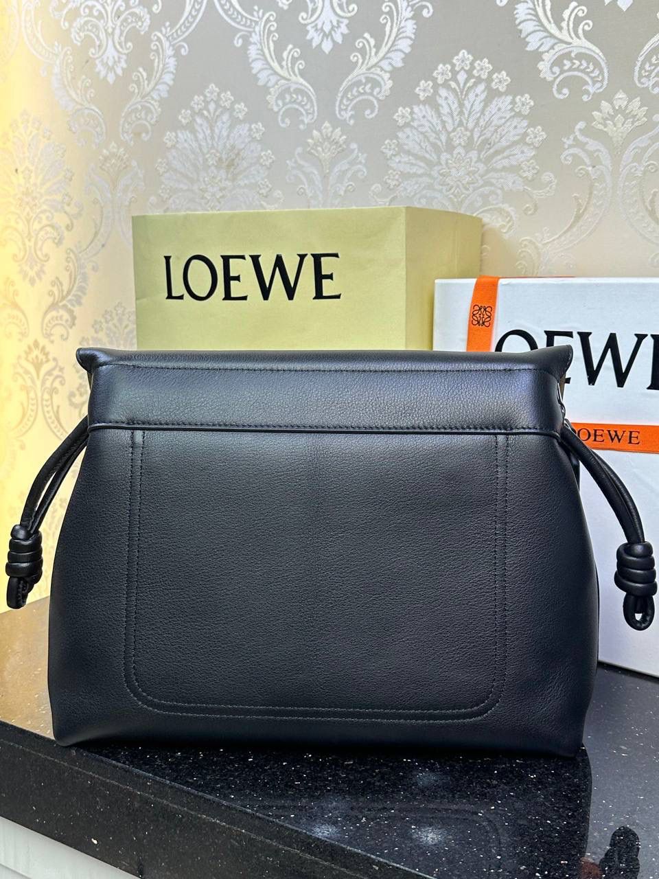 【全皮黑色】 𝙇𝙤𝙚𝙬𝙚 𝙁𝙡𝙖𝙢𝙚𝙣𝙘𝙤 𝙎𝙖𝙩𝙘𝙝𝙚𝙡 福袋款邮差包 ➕刺绣🅾️字母宽肩带 编码：062404 尺寸：𝟑𝟒-𝟏𝟐-𝟐𝟒𝐜𝐦 新款以经典福袋收缩打结为元素，采用内部麂皮➕外部进口小牛皮➕刺绣字母宽肩带的精致搭配打造全新升级款邮差包🅰️，可斜挎、肩背和手提，超大容量满足日常所需🎈