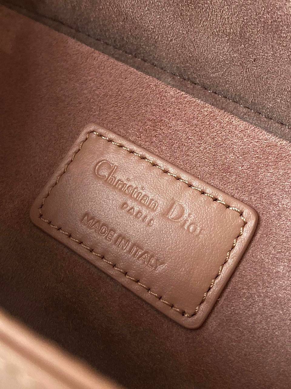 钻石粉 🎀𝗗𝗶𝗼𝗿 𝗗-𝗝𝗼𝘆 𝗯𝗮𝗴🥰 时尚果然就是轮回，回归了一把中古戴妃 特殊处理的哑光牛皮钻石藤格纹，八个切割面挺括有型，全套磨砂材质五金，长方包形短链条➕细长肩带直接封神！！ 复古时髦感超强，真是什么场合都可以把住 绝对是lady中的天花板了，强势出圈啦姐妹们🔥🔥 26 x 13.5 x 5cm