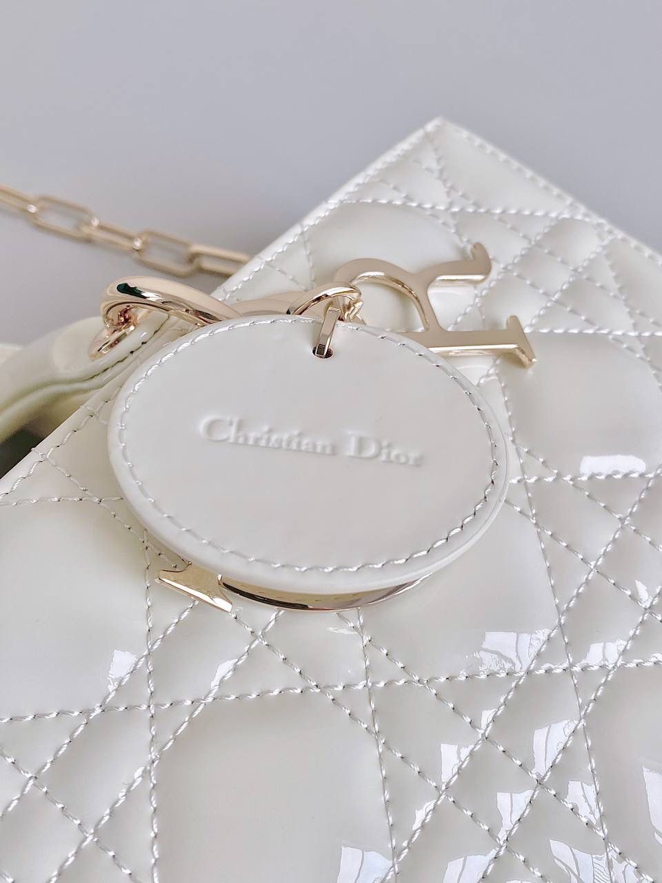 白色中号🎀 𝗗𝗶𝗼𝗿 𝗗-𝗝𝗼𝘆 𝗯𝗮𝗴漆皮款 时尚果然就是轮回，回归了一把中古戴妃 长方包形，短链条➕细长肩带直接封神！！ 复古时髦感超强，真是什么场合都可以把住😛 26 x 13.5 x 5cm