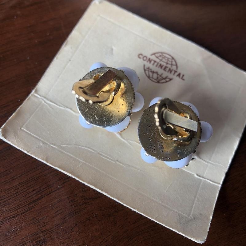 Vintage C.a. 1960-70s Canadian Continental Milk Bead Clip Earrings On Original Card(MT1100-8)