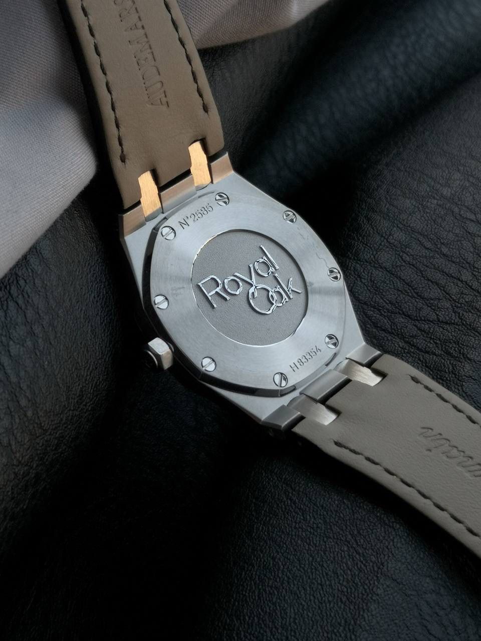 🚀爱彼皇家橡树系列不惜成本镶嵌世界最顶级的120切面施华洛顶级锆石，每一颗都攥刻有swarovski zirconia（用放大镜可看到，行业唯一一家），Swarovski zirconia是全球首款合成立方氧化锆，完全符合首屈一指的国际钻石评级权威GIA在评定钻石切割等级的综合标准，凭借无可比拟的璀璨光芒，可媲美钻石！整体效果已无限接近正品！可谓用心良苦，超高性价比带来的正品即视感为之点赞‼️ SWAROVSKI ZIRCONIA是全球首款合成立方氧化锆完全符合首屈一指的国际钻石评级权威，美国宝石协会(Gemological Institute of America，简称GIA)在评定钻石切割等级的综合标准。