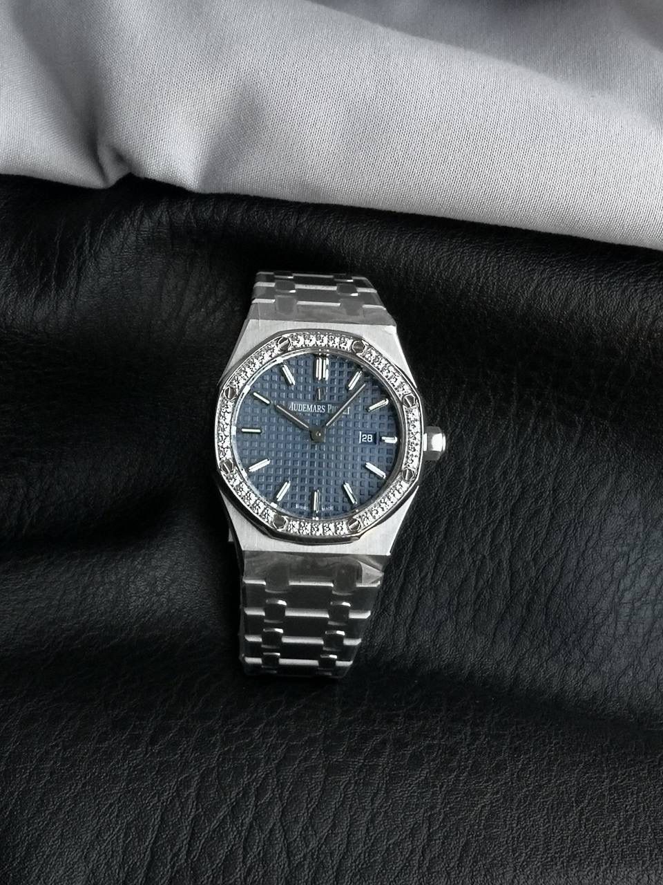 🚀爱彼皇家橡树系列 67651OR 女士石英腕表，卓越与经典的结合。一款象征奢华与工艺巅峰的经典手表。这款手表不仅仅是计时工具，更是一件艺术品。💯 纹理独特：表盘上镌刻有“grandetapisserie”大格纹装饰，这种格纹纹理细腻、规整且富有立体感，犹如精心编织的织物一般，为表盘增添了独特的视觉效果和艺术气息。 表径为33MM，这个尺寸对于女士腕表来说较为适中，既不会显得过于小巧而缺乏存在感，也不会因为过大而影响佩戴的舒适性和美观度，能够很好地贴合女性的手腕。 表壳厚度为7毫米，整体较为纤薄，使腕表佩戴起来更加轻盈，不会给手腕带来过多的负担。