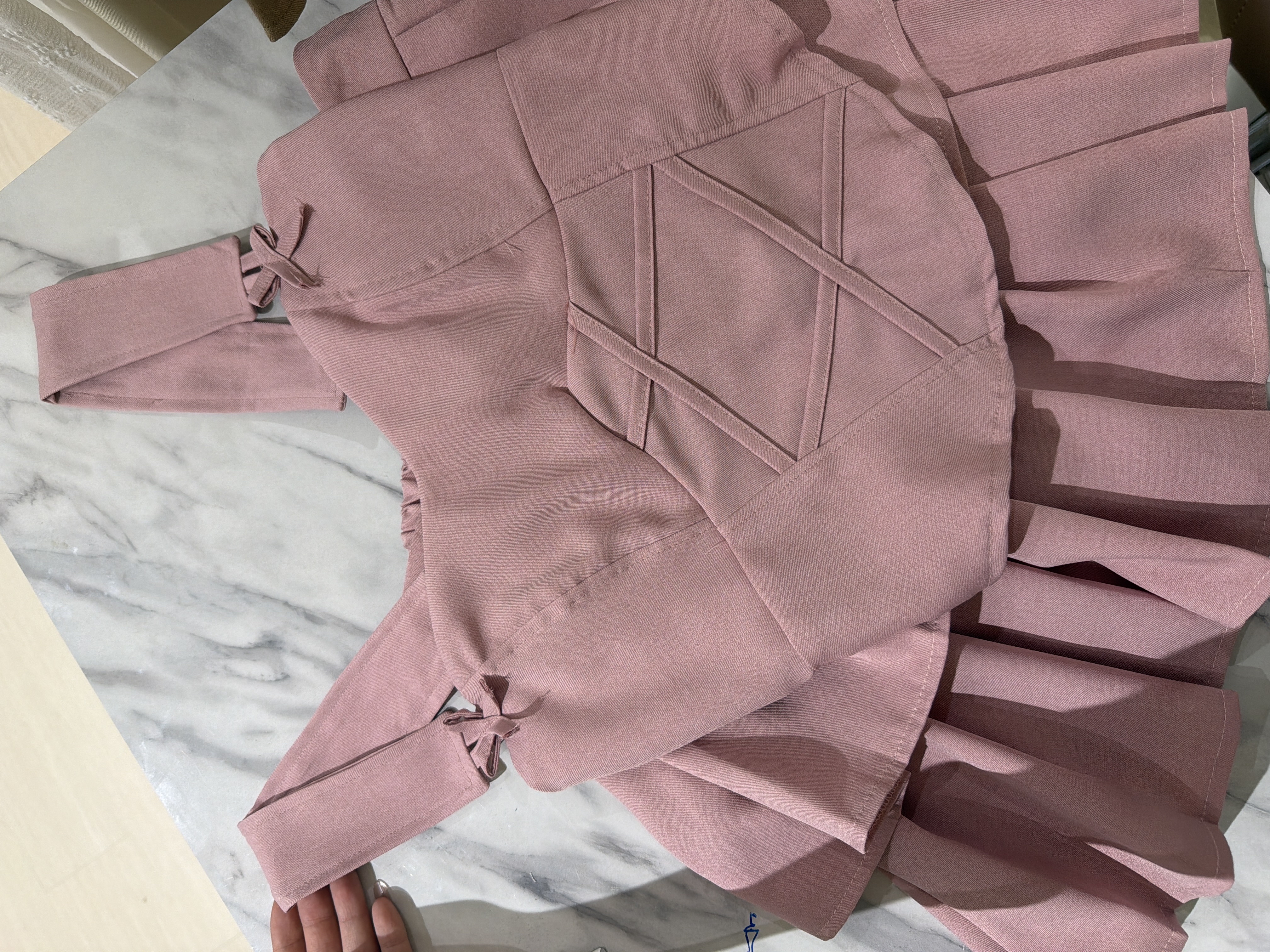 束身胸衣搭配褶襉裙两件套