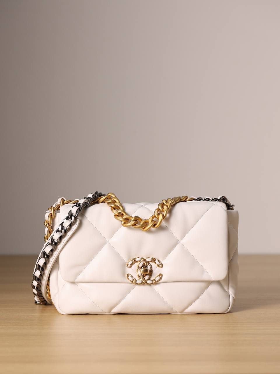 chanel 19 bag 白色❤️‍🩹👜小号 独家渠道货 方框 原厂正品皮 小羊皮系列✨以诞生年份2019命名的小香19手袋 每针每线都是符合正品工艺 尺寸：16 x 26 x 9cm