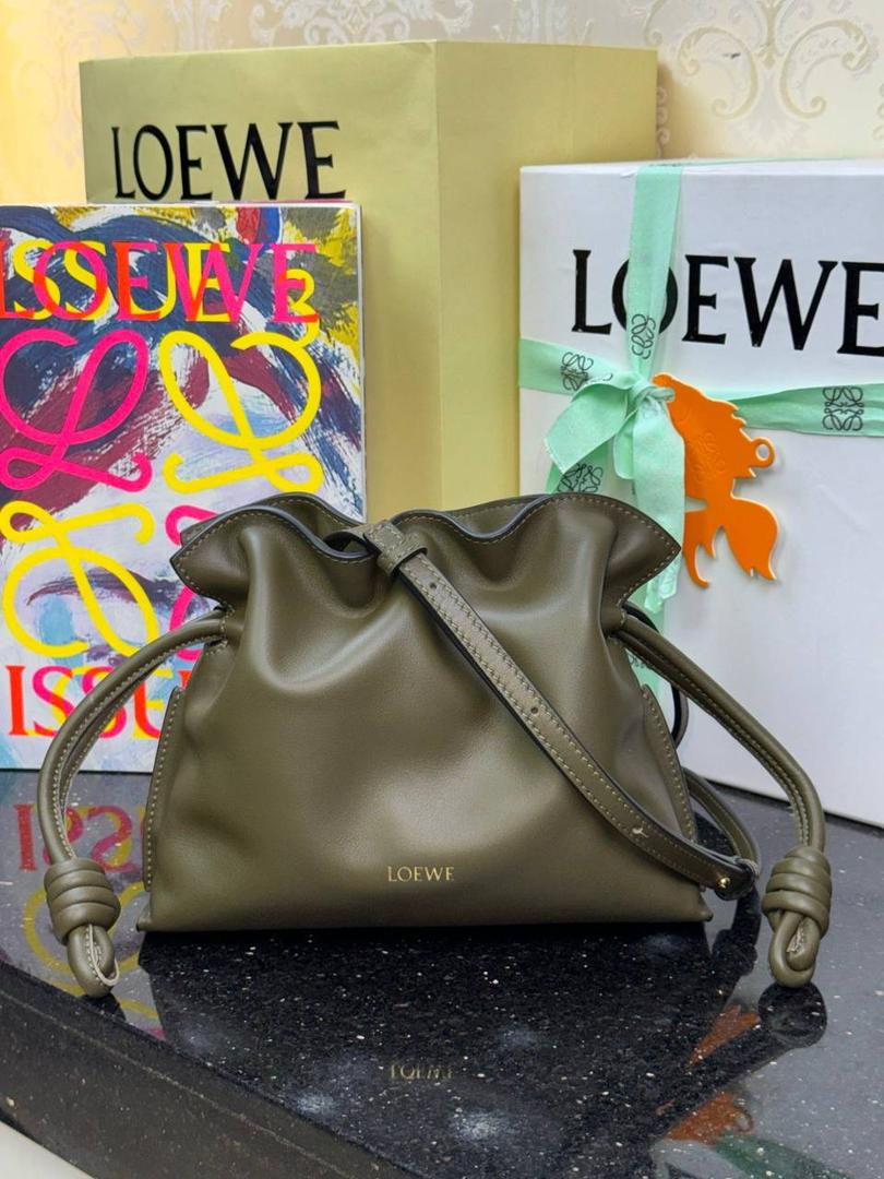 全新升级—𝙁𝙡𝙖𝙢𝙚𝙣𝙘𝙤出货啦✅ ❤️升级版福袋正面新增品牌烫金𝙇𝙤𝙜𝙤代替压印𝙇𝙤𝙜𝙤，肩带加宽同时增加两侧狗扣五金代替原本皮穿扣肩带，精致又便捷🥰 ❤️独家定制皮料五金，小牛皮皮质手感十分柔软且耐用，肩带🉑拆卸🉑调节，多种背法任你选择，容量超大，日常出行必备😍 ❤️独家品控，完全对版细节，全套礼盒🎁包装给你满满的仪式感🥰 迷你尺寸：𝟐𝟑.𝟗-𝟏𝟖-𝟗𝐜𝐦 款号：052030深卡其绿/新