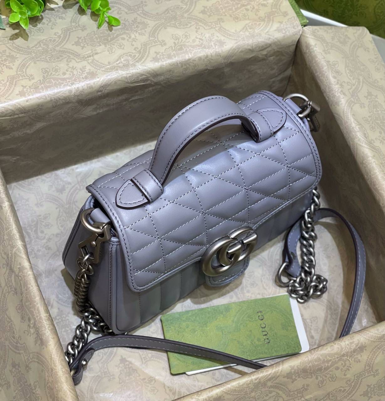 ✈️✈️✈️ 🔥𝙈𝙖𝙧𝙢𝙤𝙣𝙩 菱格原厂皮# ▫️型号583571 ▫️尺寸 21*15.5*8cm G家新款系竖菱格主题，焕新演绎经典造型，选用原厂牛皮材质，饰带银灰色双G，可拆卸金属链肩带设计，可令手提包轻松转换成肩背包，打造多种携带选择。