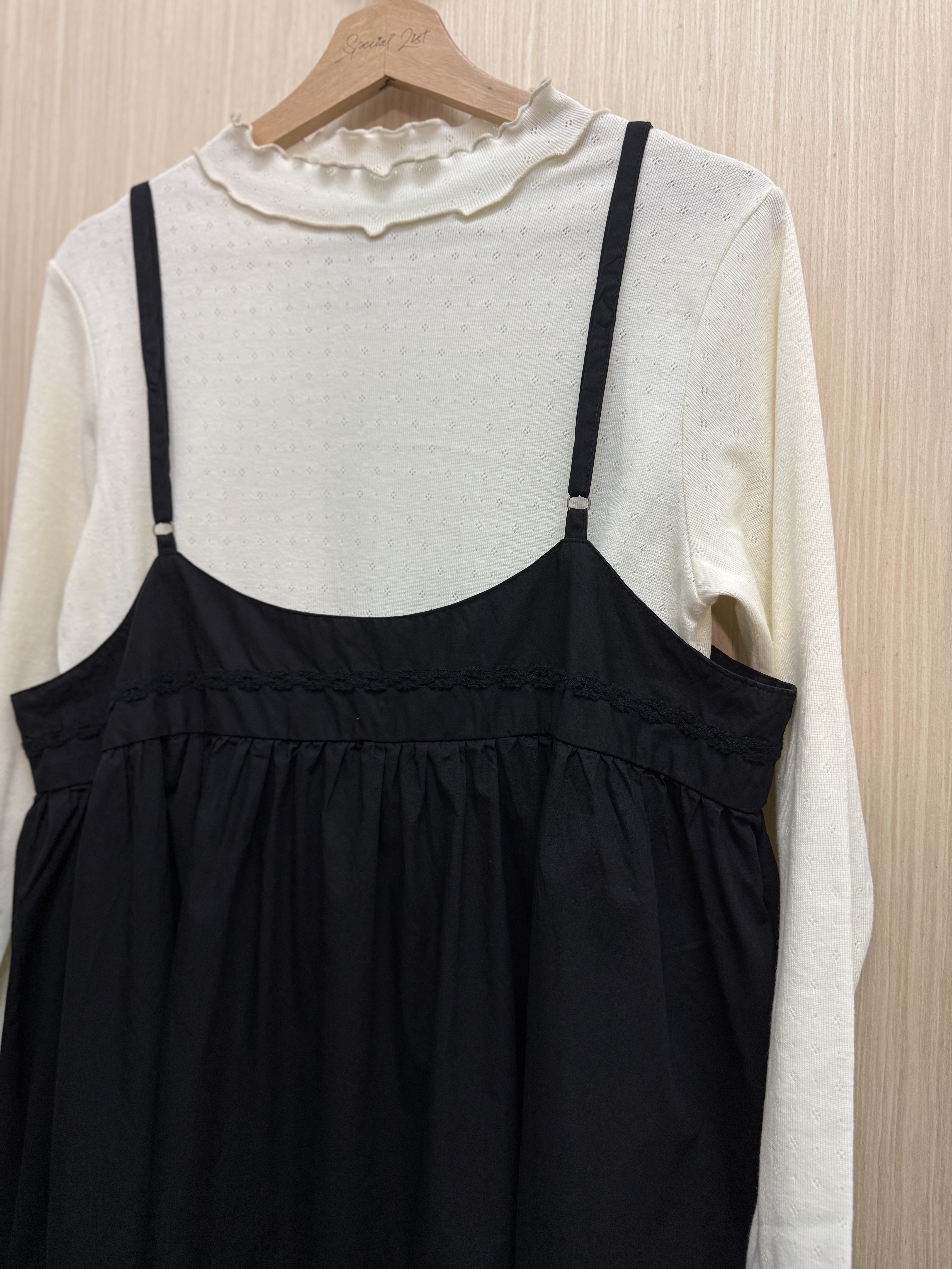 刺繡花邊吊帶裙（黑色）