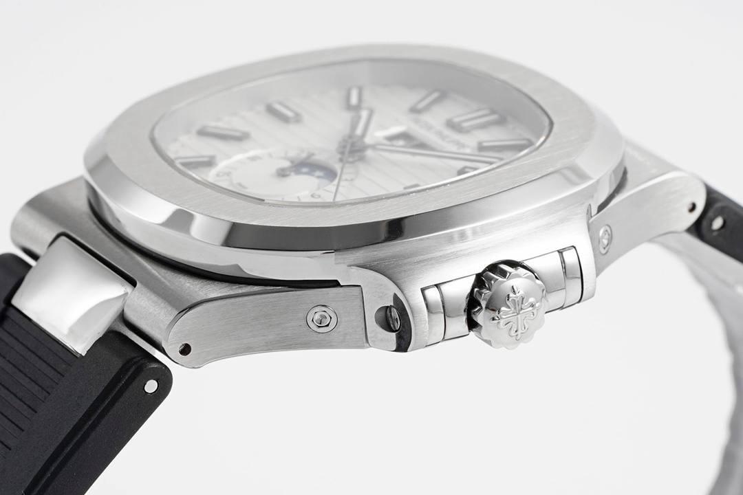 新晋 “钢王”百达翡丽Ref.5726/1A Nautilus系列年历胶带款腕表亮相！🤩😍 鹦鹉螺全系列一贯设计的旋窗造型表壳，与正品工艺一致的采用锻纹修饰和抛光工艺处理构成鲜明对比，1:1还原了正品每个细节。盘面深邃蓝色并装饰有水平横纹浮雕图案颜色从中央向四周扩散，星期月份双视窗和日期窗黑字白底辨识度高，24小时显示盘附带月相十分高雅，整体给人的感觉是独特又优雅，是最美的鹦鹉螺之一。背面蓝宝石镜面，搭载PPF独家研发的324S QA LU 24H/303自动一体机械机芯，21K的大金陀让上链效率更高，红宝石轴承日内瓦纹下方的鱼鳞纹精致无比，机芯打磨依旧是业内标杆级别。首款年历腕表能正确辨别出大小月，每年只需要在3月1日调节一次日期即可。 表带升级为橡胶款更显运动时尚感，一年四季均可舒适佩戴，驾驭更多风格穿搭，新晋 “钢王”将成这个寒冬腕表的不二之选。