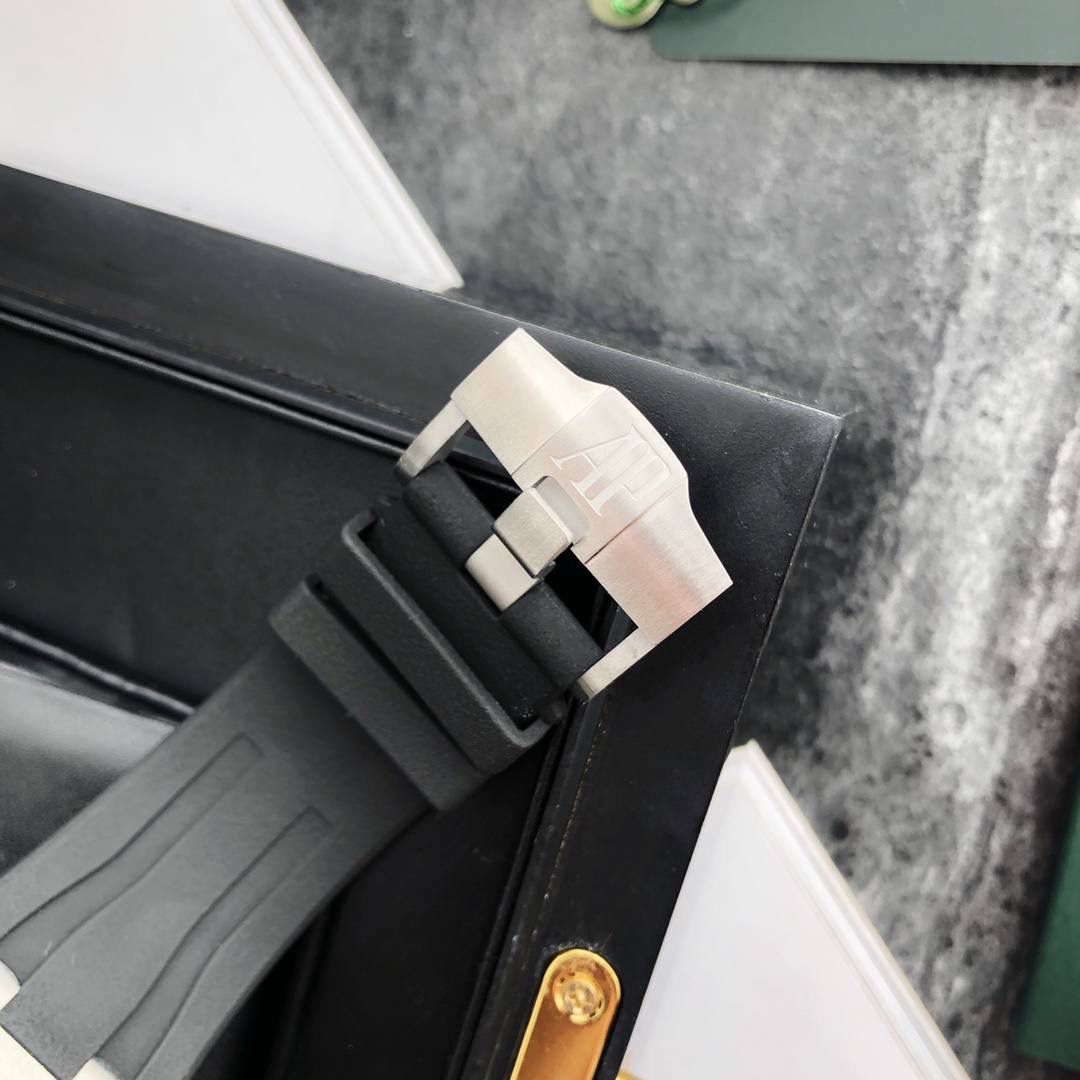 皇家橡树 - 爱彼AP 26400系列 44毫米直径 市面上最好版本的超级复刻 柔软硅胶带 皇家橡树离岸型 男士全自动机械腕表 ，316L精钢表壳 ，搭配原装复刻定制机芯Cal.3126全自动机械机芯 走时精准 稳定，透视后盖 裸露的机芯跟正品一模一样，反炫光蓝宝石玻璃 ，超级耐划痕，搭配原厂模具橡胶表带，原装针扣 ，300米防水，整壳套超高品质，超A做工，非市场普通货，货有所值 ，硬汉必备神器，爱彼入门级腕表 强烈推荐，制作耗时又耗精力，尽可能把最精至的腕表呈现给各位腕表爱好者。