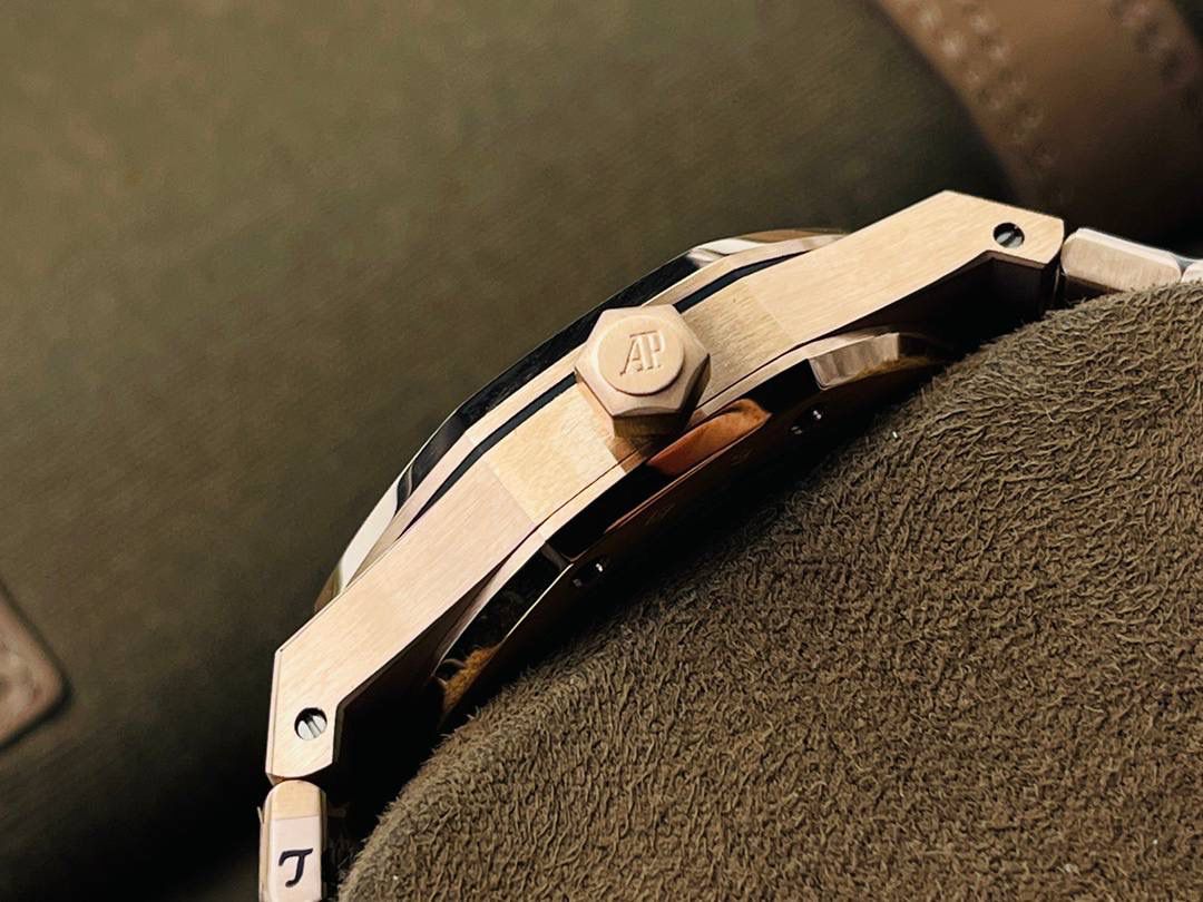 爱彼A P皇家橡树陀飞轮精品腕表 升级细节🔥 1⃣️独家订制Cal.2924机芯，动力储存68小时！ 2⃣️腕表依旧保留的八角形表圈、标志性的六角形螺丝以及经典表带！ 3⃣️皇家橡树系列超薄陀飞轮腕表在经典的“Tapsisserie”格纹上进行再度创新，形成了新的格纹“Tapisserie Evolutive”！熟悉又陌生的表盘格纹装饰带来全新观感，成为这款腕表的点睛之笔。 4⃣️表壳直径为41毫米，厚度为11.2毫米！