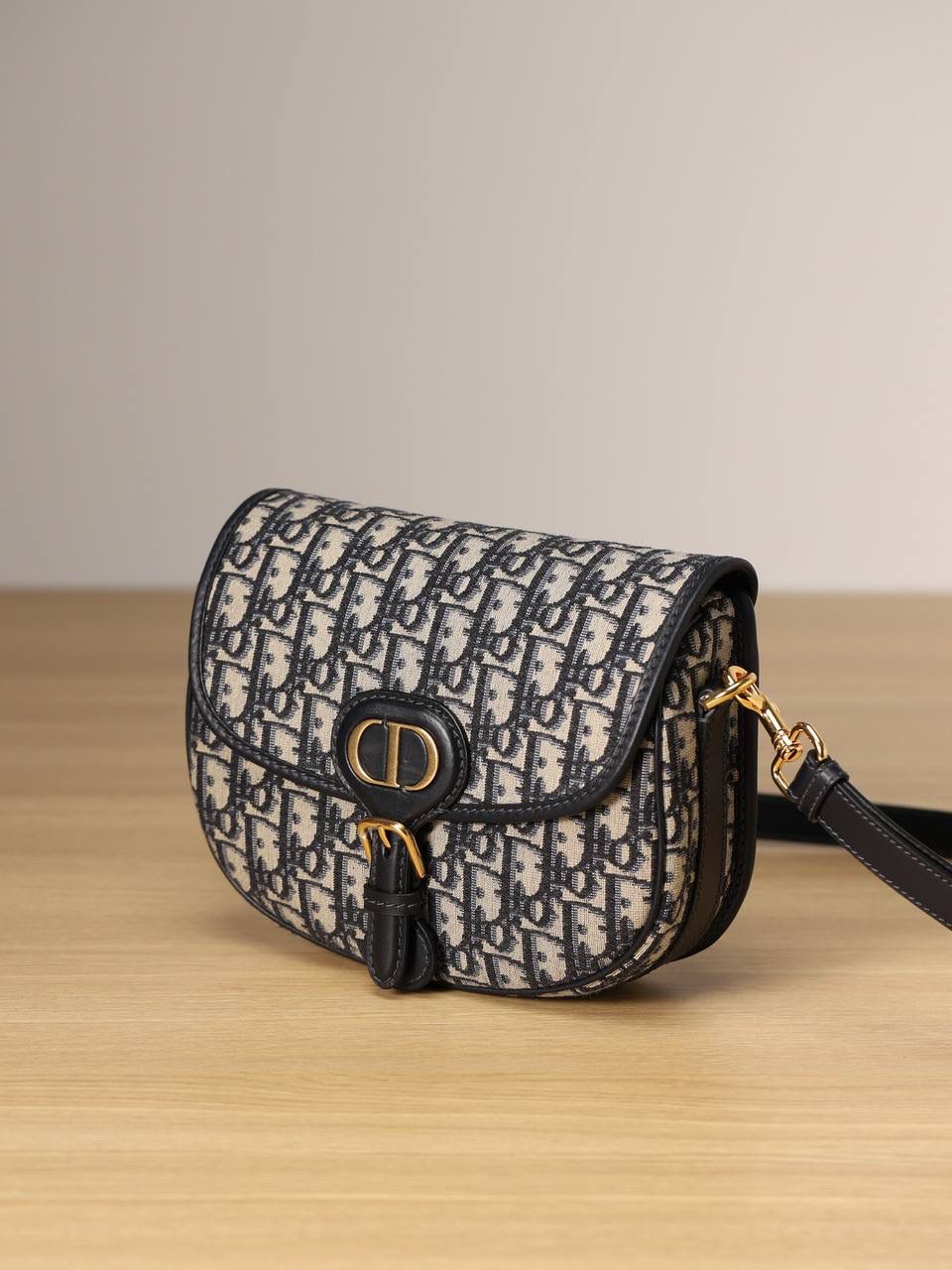 中号 DIOR BOBBY 手袋 蓝色 Oblique 印花🎀 这款 Dior Bobby 手袋为单肩包款式，彰显高雅的轮廓与协调的比例。 采用蓝色提花面料精心制作，饰以 Oblique 印花，复古金色饰面金属配件提升格调。 中号款式，搭配可拆卸、可调节肩带，点缀有军装风格搭扣，可手提、肩背或斜挎。🤟🏻🥰 尺寸：22 x 17 x 6 厘米