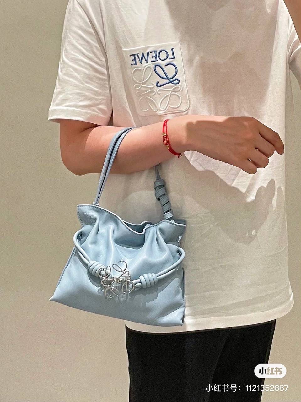 Flamenco clutch-NEW ✦迷你✦ 尺寸：𝟐𝟐.𝟓-𝟏𝟖-𝟗𝐜𝐦 型号：052030灰蓝色 ❤️mini flamenco clutch bag 可手拿亦可优雅斜挎 云朵般温暖亦轻盈的造型如此简单，💯耐看💯不会out的款式！ ❤️包袋采用进口小牛皮，手感如羊皮般细腻柔软，却比羊皮更加结实耐用，麂皮内衬 ❤️品牌标志性绳结设计，收紧袋口就是小福袋造型，超Q，看着不大实际超会装😇