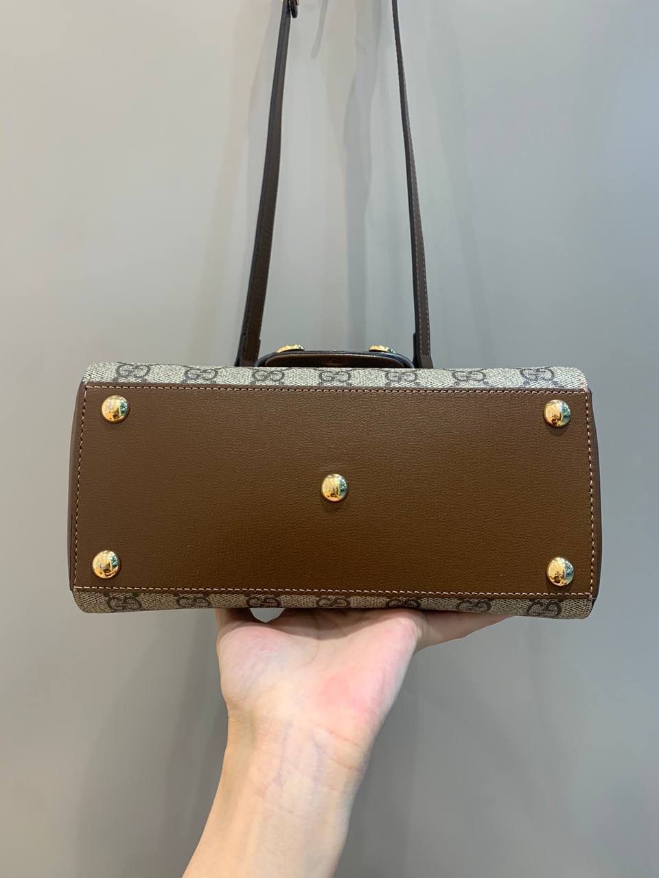 新背景实拍正品级 。（小号22cm） Gucci Horsebit 1955马鞍小号手提包 2023横空出世的超级最新大爆款‼️ 小号22cm证品售价，还是继续采用1955经典棕色原厂皮，除了包身的手提设计，另外配有两个不同风格的肩带，三种不同背法，容量皆备，小巧圆润的包型非常适合亚洲女性，绝对是2023大爆款，继迷你马鞍包后我最喜欢的第二单品‼️ 型号703848；尺寸22x16x10cm