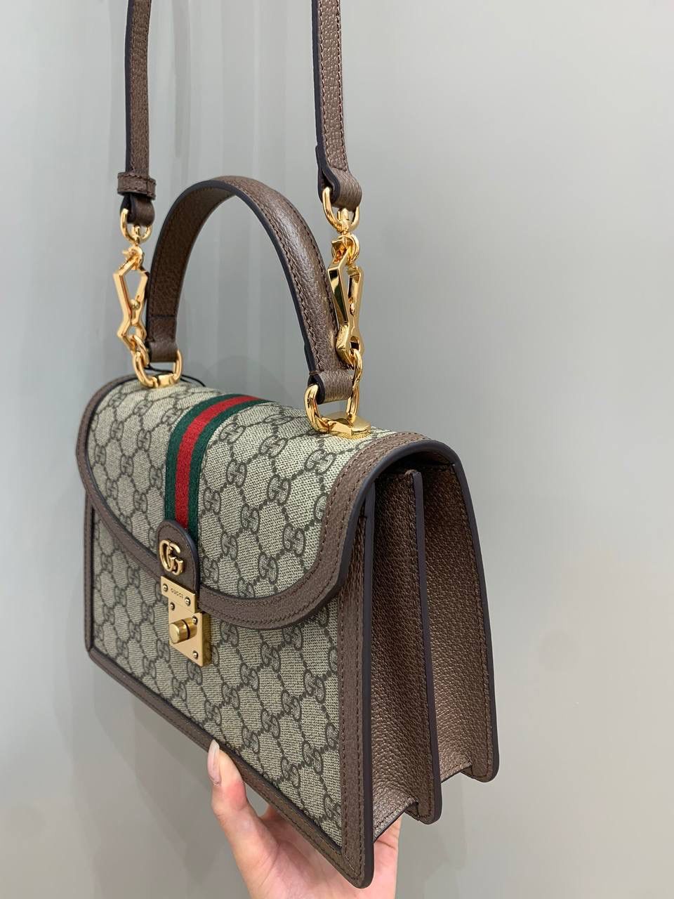 新背景实拍正品级 。久等了，我感觉等了一个世纪那么长，适合细品的手提，杨幂电视剧同款，给秦律的私服美到了心巴，更是秒种草了这款手提包，职场金英必备款吧！🤩🤩 真的是复古时髦并存，复古风真的很强！ 喜欢的姐妹赶紧冲！！ 型号651055 尺寸25/17.5/7cm