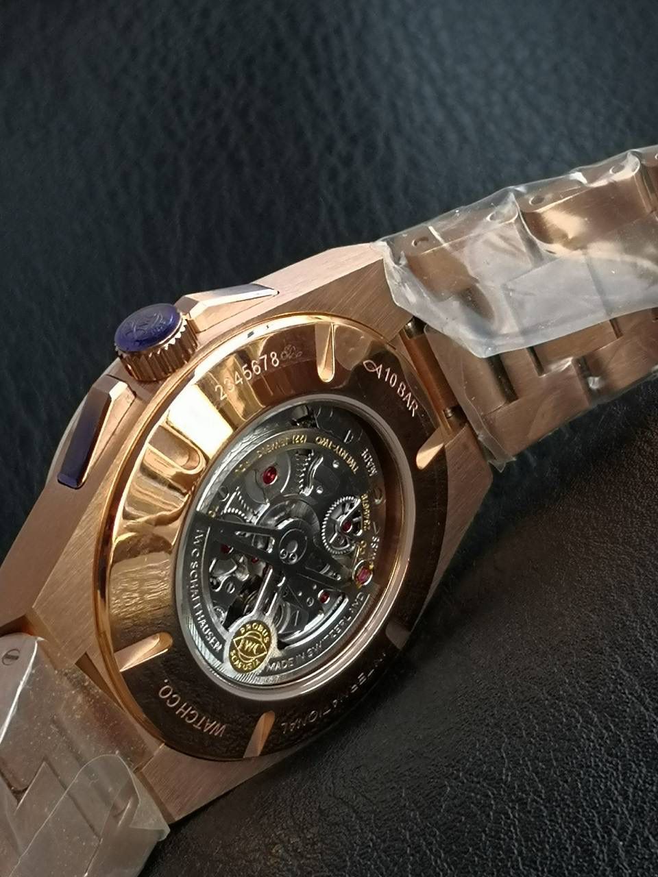 万国工程师系列万年历腕表，复刻界最复杂的腕表，所有功能同步原装，所有功能调节通过把头控制. 1⃣️【功能介绍】3点钟位置显示日历，9点钟位置显示星期，6点钟月份月相指针显示。 2⃣️【做工精细】外壳采用原版同样的三件套结构，中间拉丝，上下壳为抛光，镜面采用高成本的锅盖形蓝宝石，使其质感提升。 3⃣️【机芯性能】尺寸41.6mm,机芯采用天津机芯改82600，高效稳定，动力时间长达72小时以上，进行加装复杂的万年历模块，而且同步所有功能实现同步原装通过把头调节。 4⃣️【⚠️注意事项】由于万年历模块十分复杂在出货前都会调准时间，客户收到直接上链上手佩戴即可，⚠️请不要轻易乱调，由于机芯加装升级功能，调节需慢慢按调。