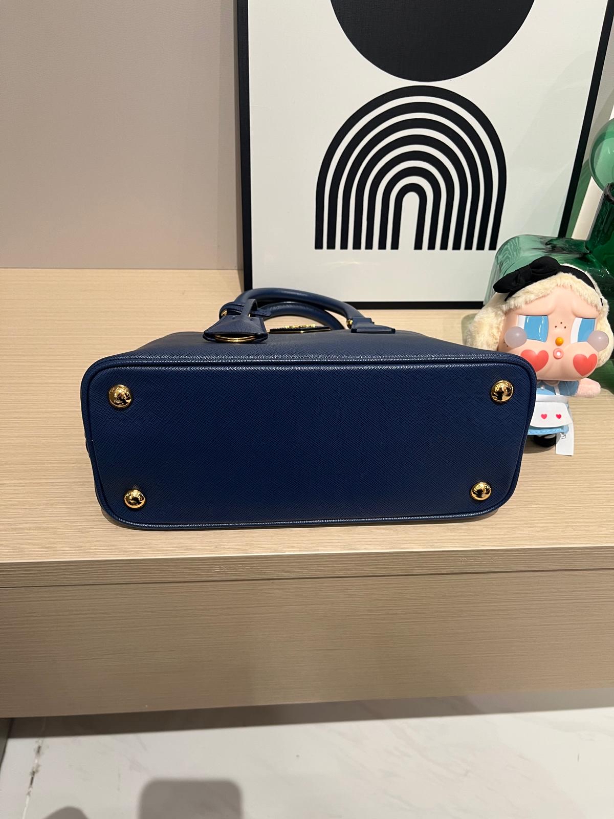 Prada 2way shoulder bag calfskin 100%Authentic,99%new ✅Strap✅Dust bag