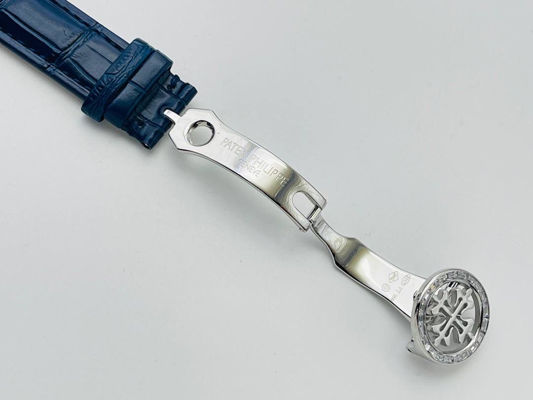 V4升级版 市场最高版本 功能跟正品一样 百达.翡丽星空升级终极版！升级细节： 1⃣️做到了跟正品满天星自动转的功能！ 2⃣️升级日历的排法和正品一样的顺序！ 3⃣️直径42毫米，厚度11毫米！ 4⃣️最大亮点：百达.翡丽星空里的月亮会根据天空上的月亮变化而变化！根据天空上的月圆月缺搬（初一月弯弯初十五月圆）到手表上了！