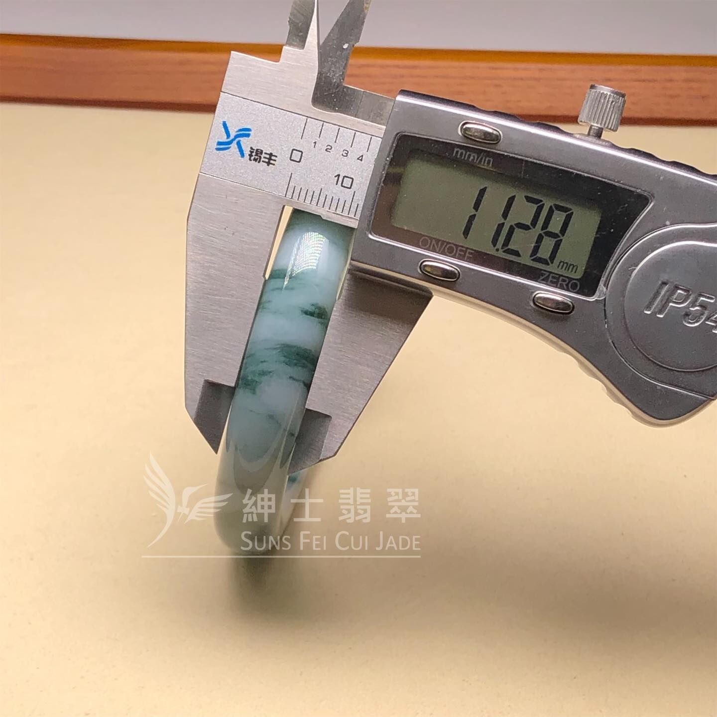 木那飄花帶翡色福鐲55.6mm