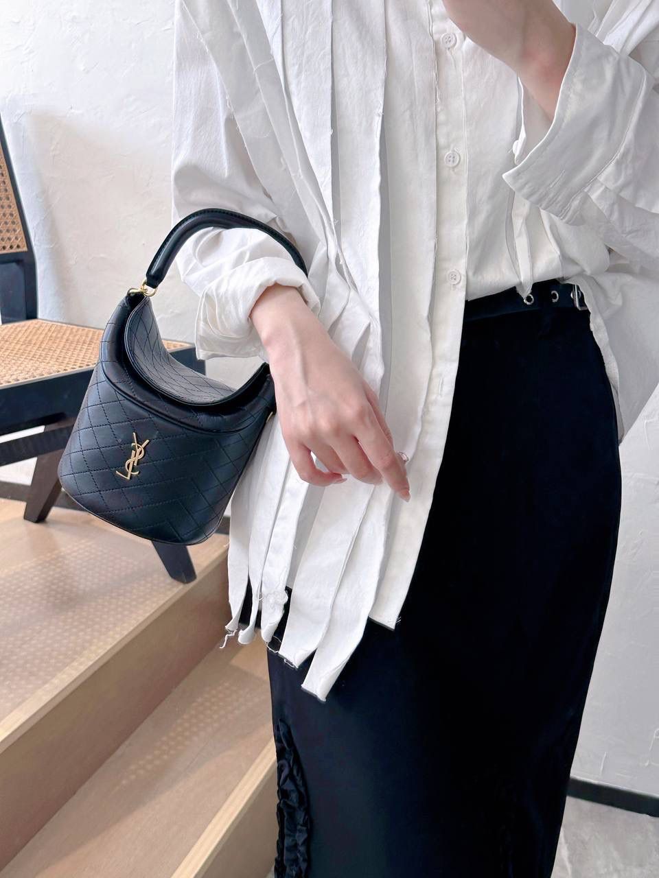 ys1 gaby手提水桶包🍳 哒啦啦，又有新款啦 gaby的延伸系列小水桶 有点像驴家的薯条包🍟 但是它来得更精致 毕竟是小羊皮材质的 手提着真的好好看咯 翻盖的设计更方便取放物品 私密性和安全性也比敞口的更好 一整个大心动！！ 19×17×15cm763961m