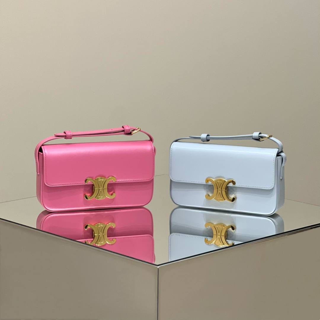 𝑪𝒆𝒍𝒊𝒏𝒆凯旋门腋下包以其轻便实用又时髦有型的特色，火爆席卷国内外各大版面，完全是时髦精们必不可少的百搭单品🔥