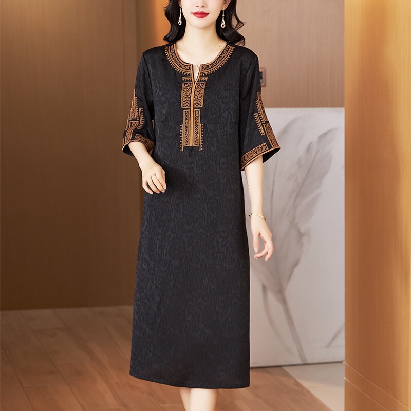 B17(9512) 新中式气质香云纱刺撞色绣边领与袖黑连身裙