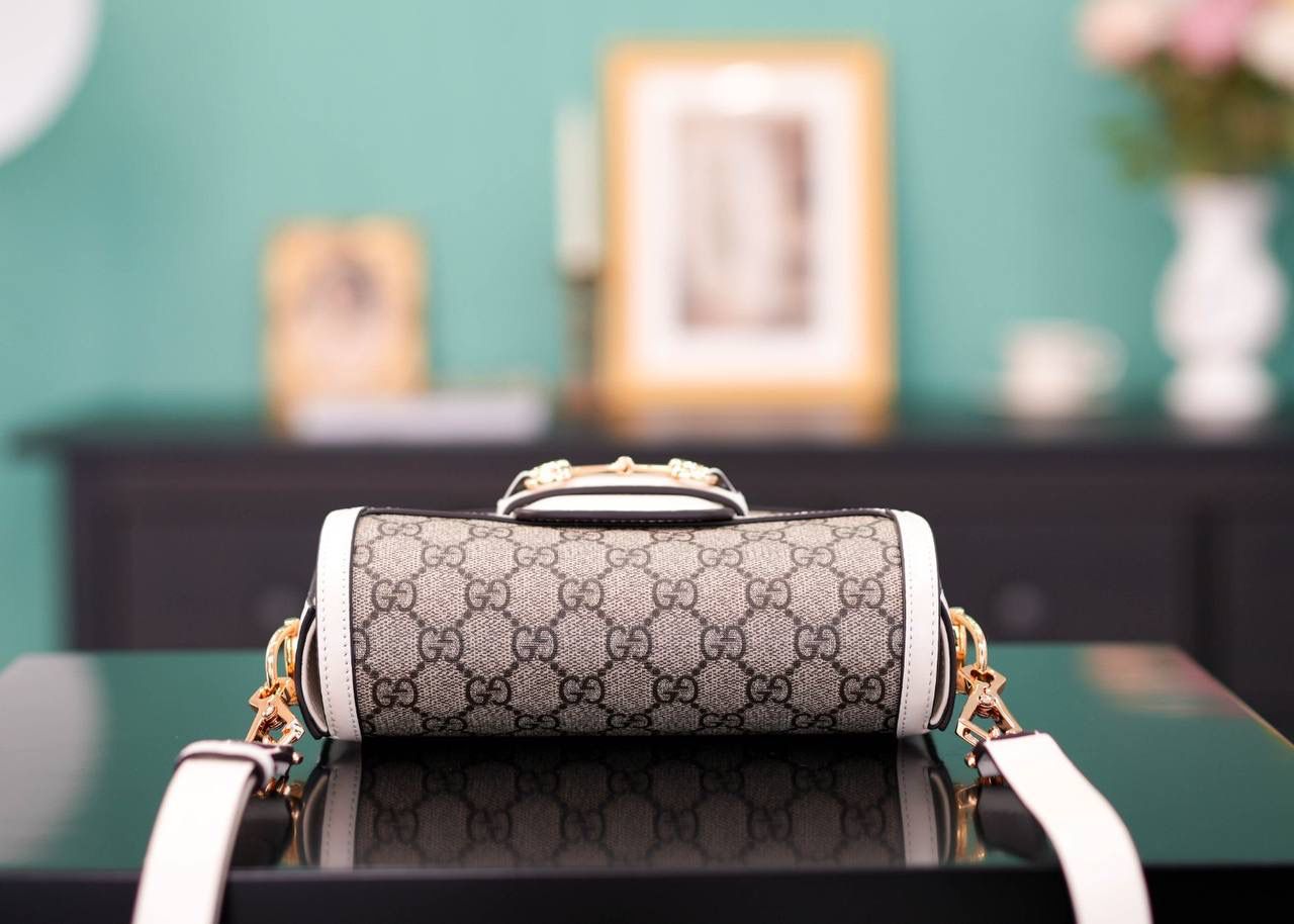 🥯Horsebit 1955系列迷你马鞍包 老花白20cm 正品售价,500 独家原厂皮发售 限量级别 GG家1955马鞍包已经火爆到人手一支的节奏，超级大爆款！ 这次出了迷你尺寸配可拆卸双肩带，简直超哇塞 马衔扣标志性设计，复古原厂牛皮配上最受欢迎pvc元素，皮肩带布肩带任意更换~ 官方款号 658574 尺寸小号：20.5x14x5cm 大号：25x18x8cm