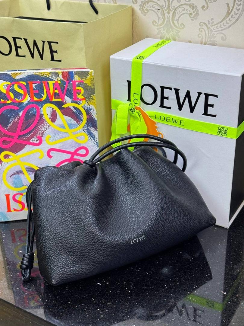 🎈中号链条款𝙁𝙡𝙖𝙢𝙚𝙣𝙘𝙤 𝙋𝙪𝙧𝙨𝙚鹿皮 ——【黑色】 尺寸：𝟯𝟬-𝟭𝟬.𝟓-𝟮𝟬𝐜𝐦 编码：012403 【配全套礼盒】 👉🏻延续福袋收缩绳褶皱设计•羊皮包身手感细腻柔软❤️ 👉🏻链条肩带➕皮肩带的双肩带设计•时尚百搭•给足了集美们多样化的选择。肩带可拆卸可调节•磁扣开合•正面烫金𝙇𝙤𝙜𝙤•呈现出高贵典雅的视觉感😍 👉🏻独家背景➕独家品质➕独家全套砖柜礼盒套装•市场高端品质皆在我手✌🏻