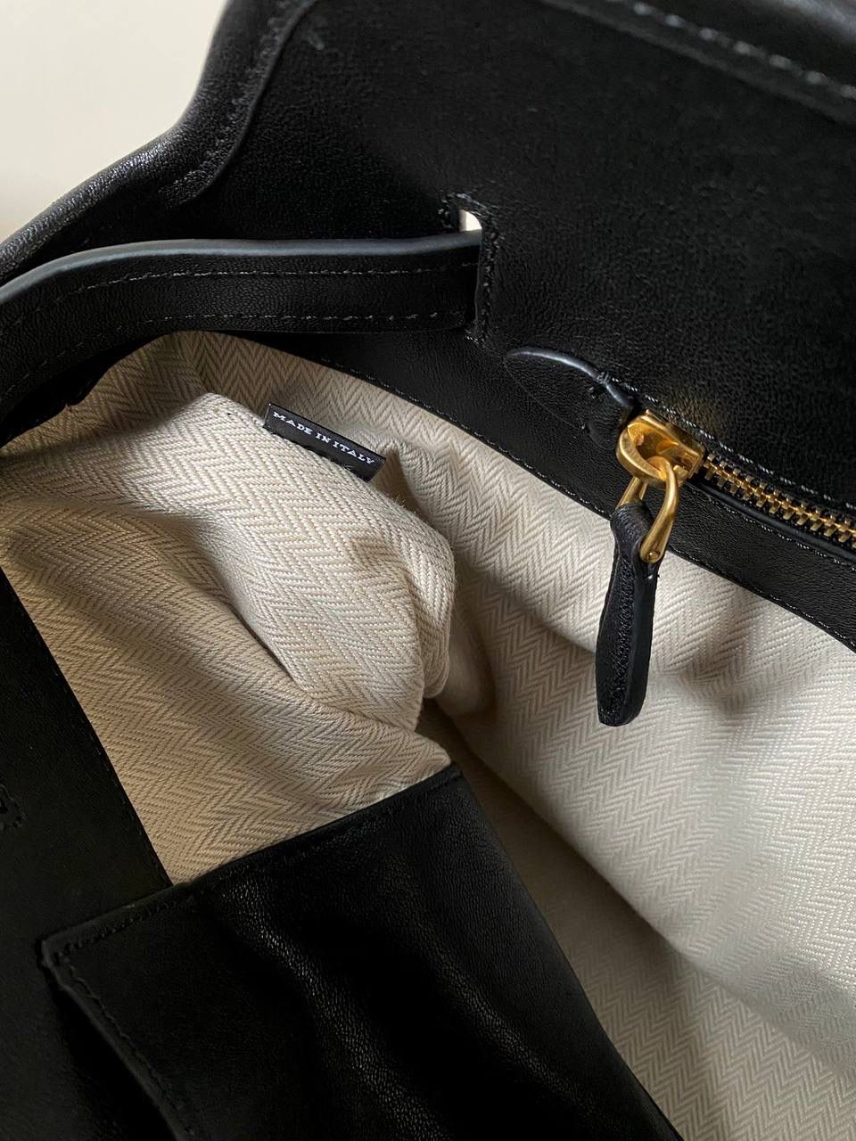 🈶黑色 𝗠𝗶𝘂𝗠𝗶𝘂 手提包 这只Aventure我要夸爆它！ 绝对是公文包中的颜值天花板 这款有多难买不用多说，绝对的断货王 酷酷的慵懒感洋气且时髦 还有一丢vintage感，超有调 上班通勤，日常出街都超出片 很有年轻人的活力！ 31×40×13cm #F0023m