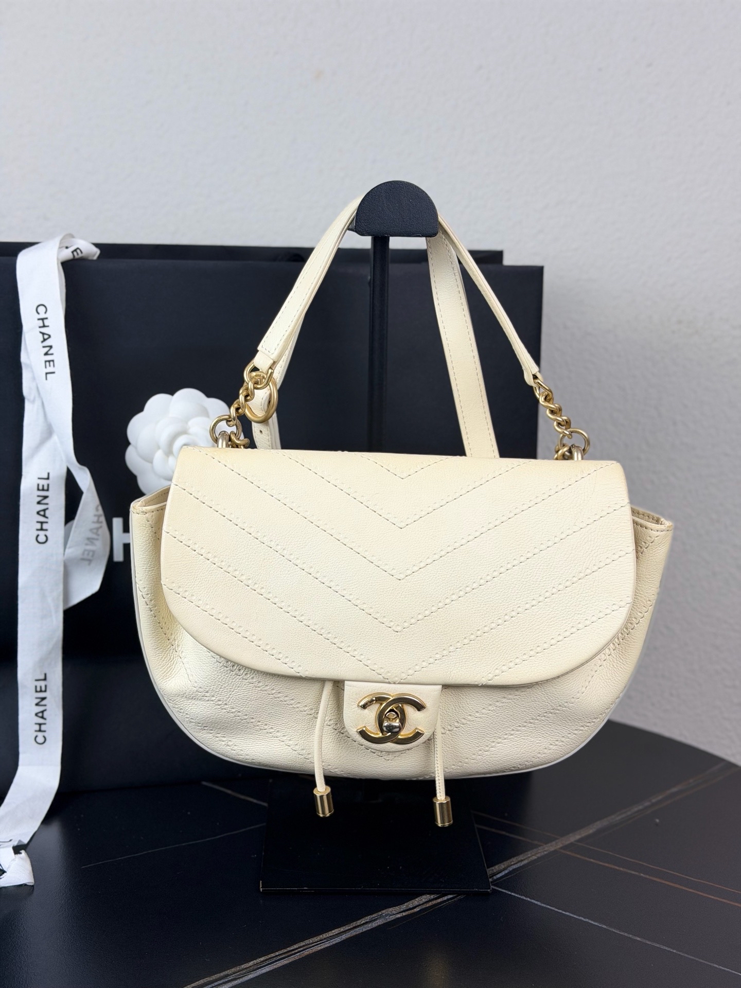 【預訂貨品】CHANEL 米白色金扣半月包👜25開