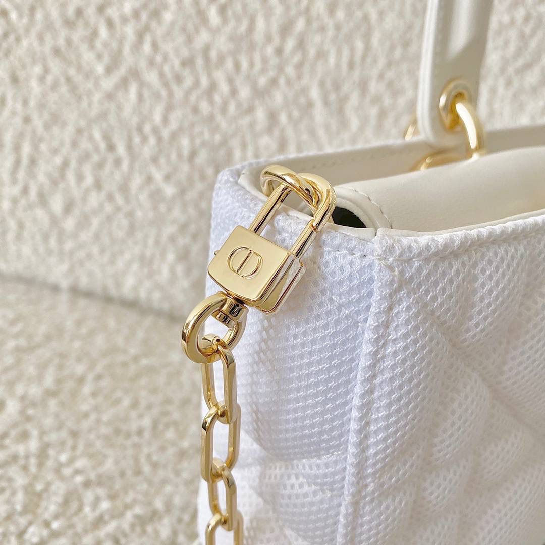 𝗗𝗶𝗼𝗿 𝗗-𝗝𝗼𝘆 𝗯𝗮𝗴网格白色（横版） 时尚果然就是轮回，回归了一把中古戴妃 全新材质科技织物面料，长方包形短链条➕宽肩带（其他款是细长肩带）直接封神！！ 复古时髦感超强，真是什么场合都可以把住💕💕 绝对是lady中的天花板了，强势出圈啦姐妹们 26 x 13.5 x 5cm